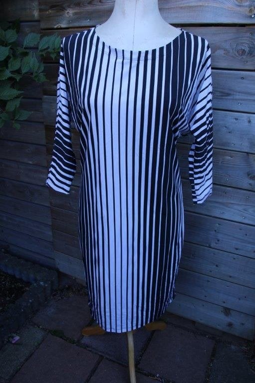 Jurk zwart/ creme La Dress by Simone mt M travel vaste prijs, Maat 38/40 (M), Zwart, Ophalen of Verzenden, Zo goed als nieuw