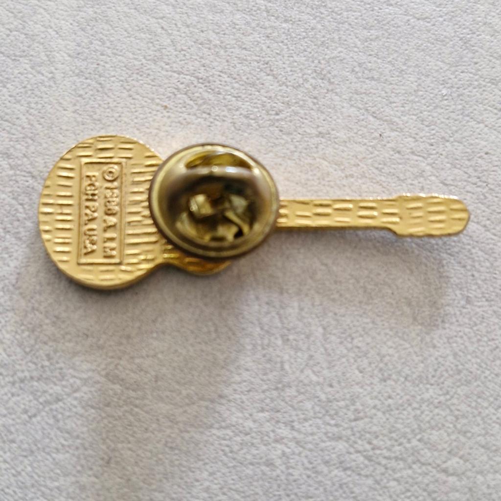 Vintage pin uit de jaren '80. Gitaar, Ophalen of Verzenden, Minder dan 4 cm, Rood, Overige materialen