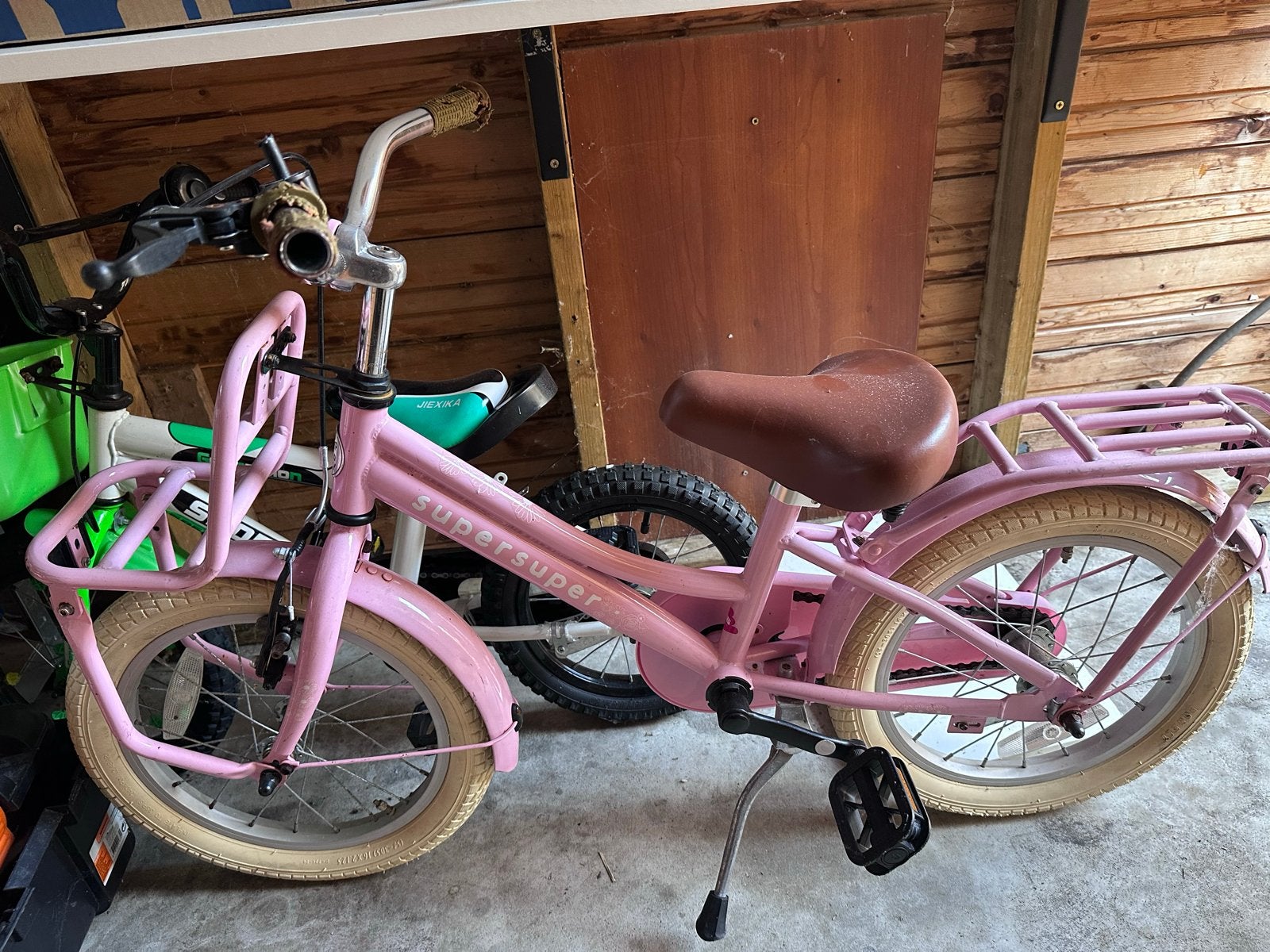 Roze Meisjesfiets 16 inch met mandje en bagagedrager, Terugtraprem, Gebruikt, Ophalen of Verzenden, Handrem
