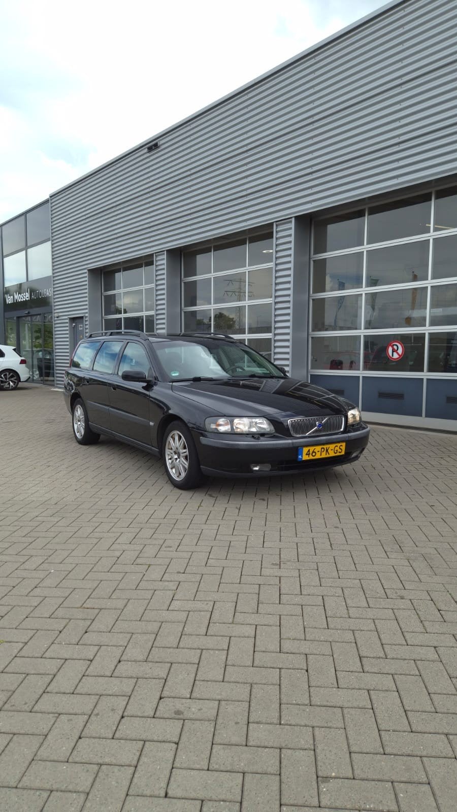 Volvo V70 2.4 170PK 2004 Zwart, Auto's, Volvo, Achterwielaandrijving, 1800 kg, Zwart, Stationwagon
