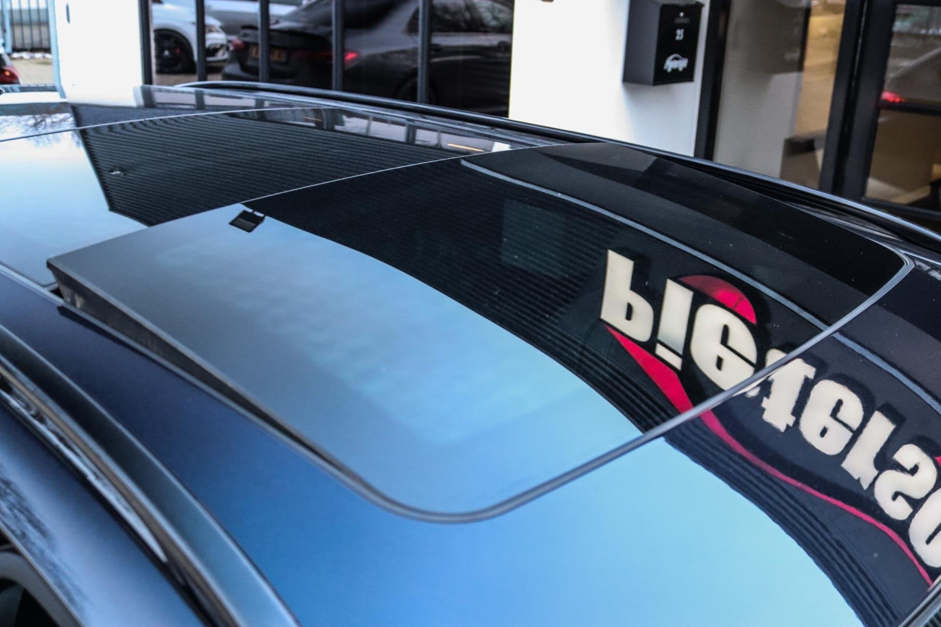 BMW 5-serie Touring M550xd LCI DEALER OH PANO ACC 360 H&K, Auto's, Automaat, Gebruikt, 2993 cc, Zwart