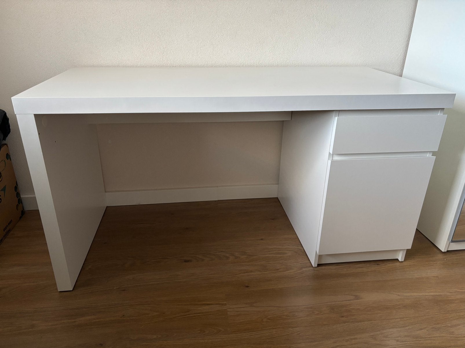 IKEA MALM Bureau Wit - 140x65 cm met lades, Ophalen, Met lades, Spaanplaat of MDF, Zo goed als nieuw