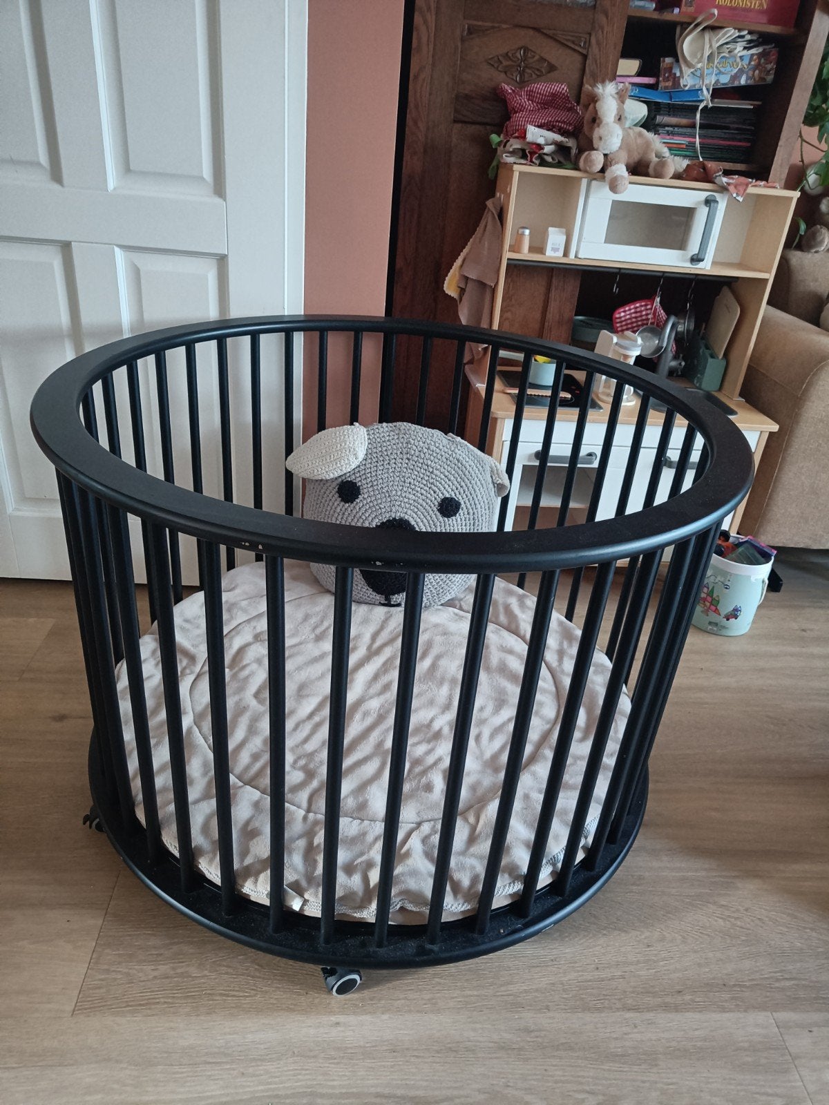 Ronde zwarte box met wieltjes verhoging en toebehoren, Kinderen en Baby's, Boxen, Ophalen, Gebruikt, Rond, Wieltjes