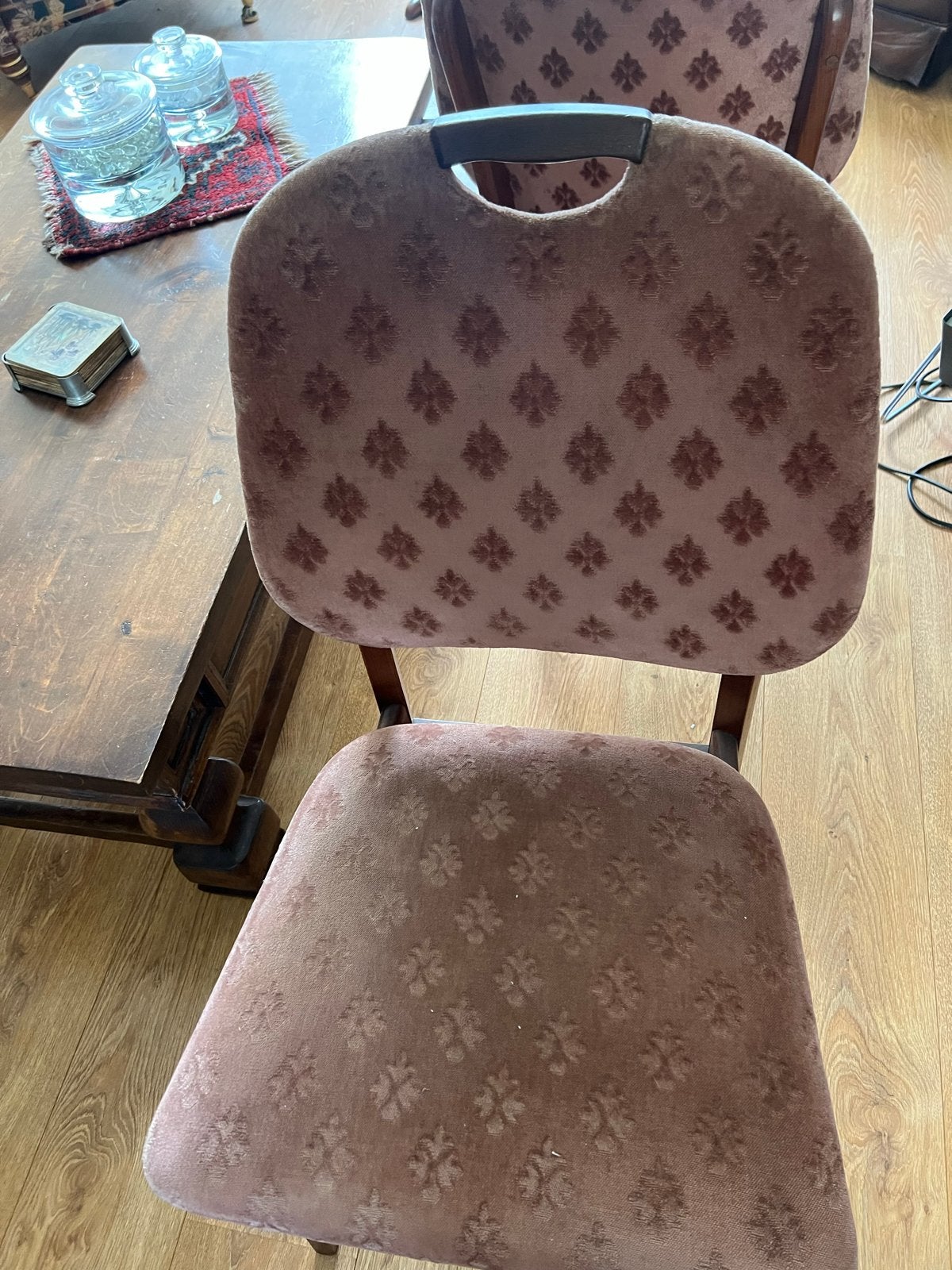 Vintage stoel met roze bekleding en houten frame 2 stuks, Ophalen