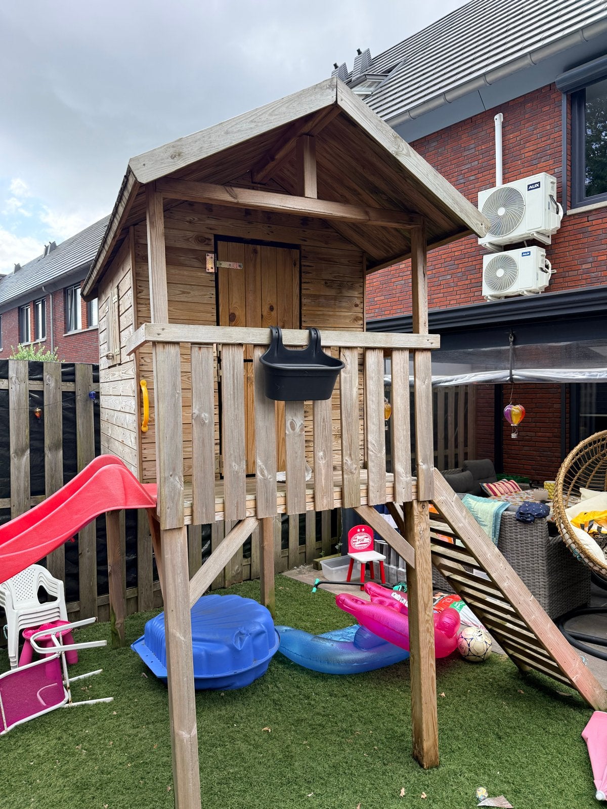 Groot houten speelhuis met glijbaan en trap pas 3 jaar oud, Ophalen, Gebruikt, Hout