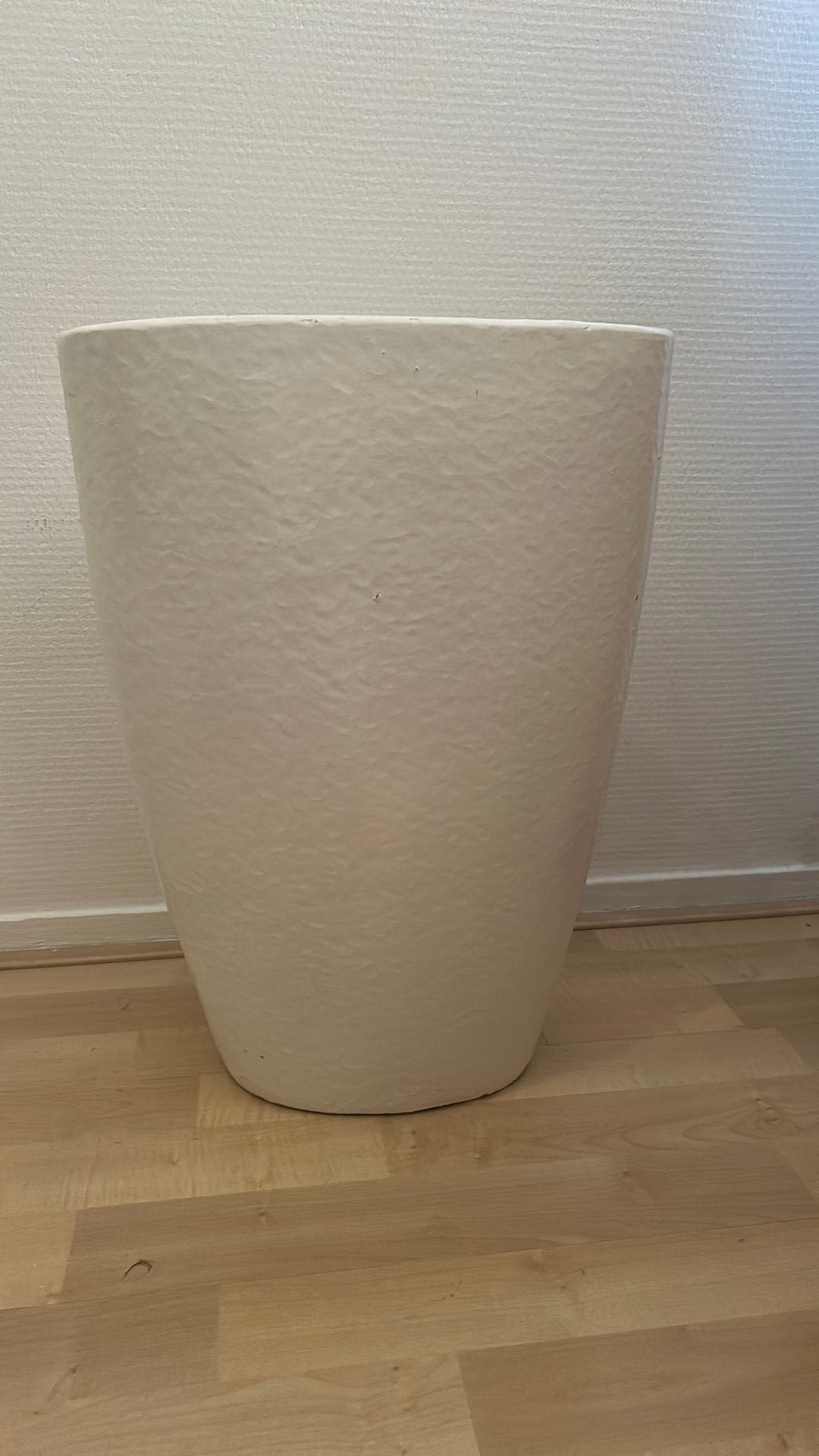 Mooie witte bloempot, Tuin en Terras, Bloempotten, Rond, Ophalen of Verzenden, Zo goed als nieuw, Aardewerk