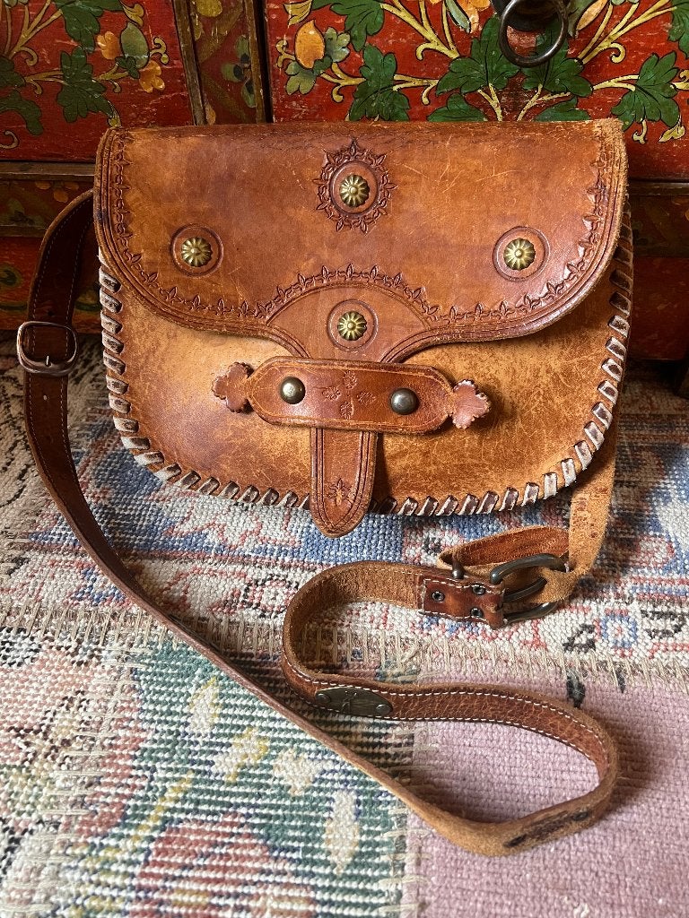 Vintage boho hippe tooled leather studs schoudertas damestas, Ophalen of Verzenden, Gebruikt, Bruin, Schoudertasje