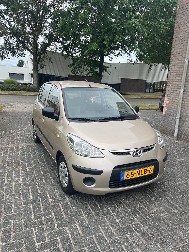 Hyundai i10 1.1 I 5DR 2010 Beige - APK 04-2027  - Trekhaak, Auto's, Dealer onderhouden, Stof, 31 €/maand, 400 kg