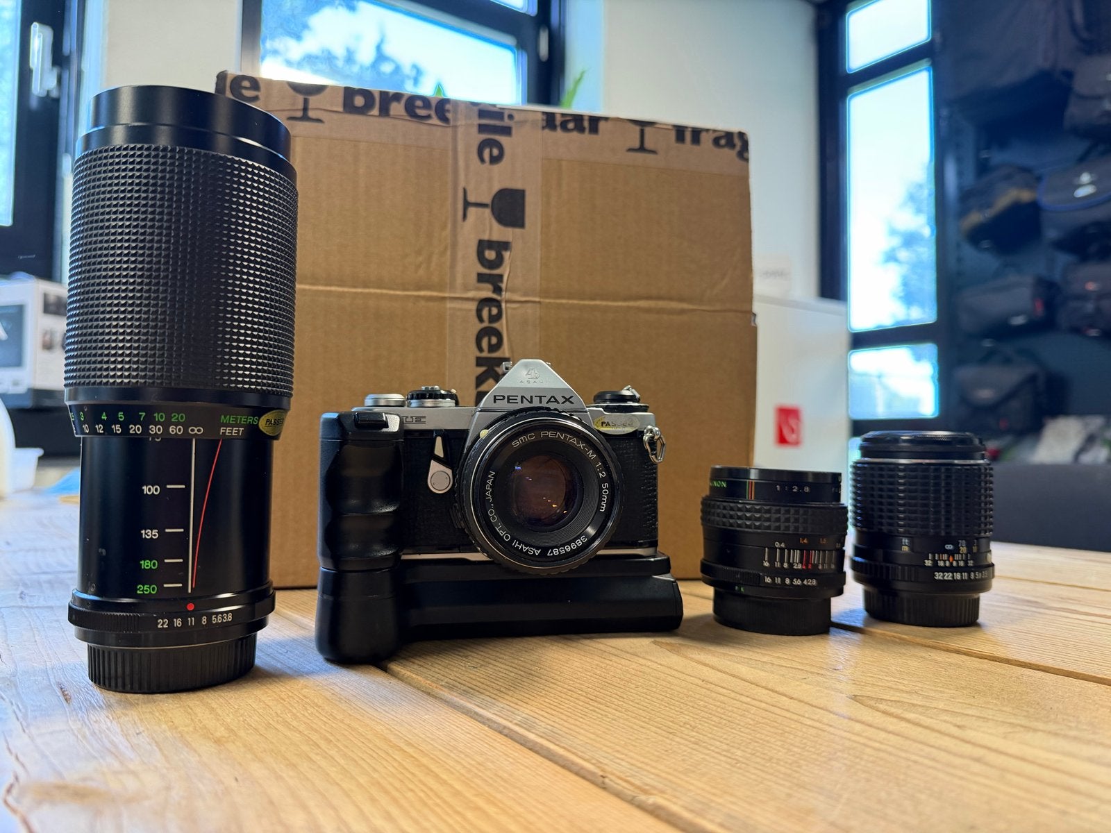Pentax ME met winder en 4 lenzen: 35mm, 50mm, 135mm, 75-250m, Ophalen of Verzenden, Gebruikt, Spiegelreflex, Pentax