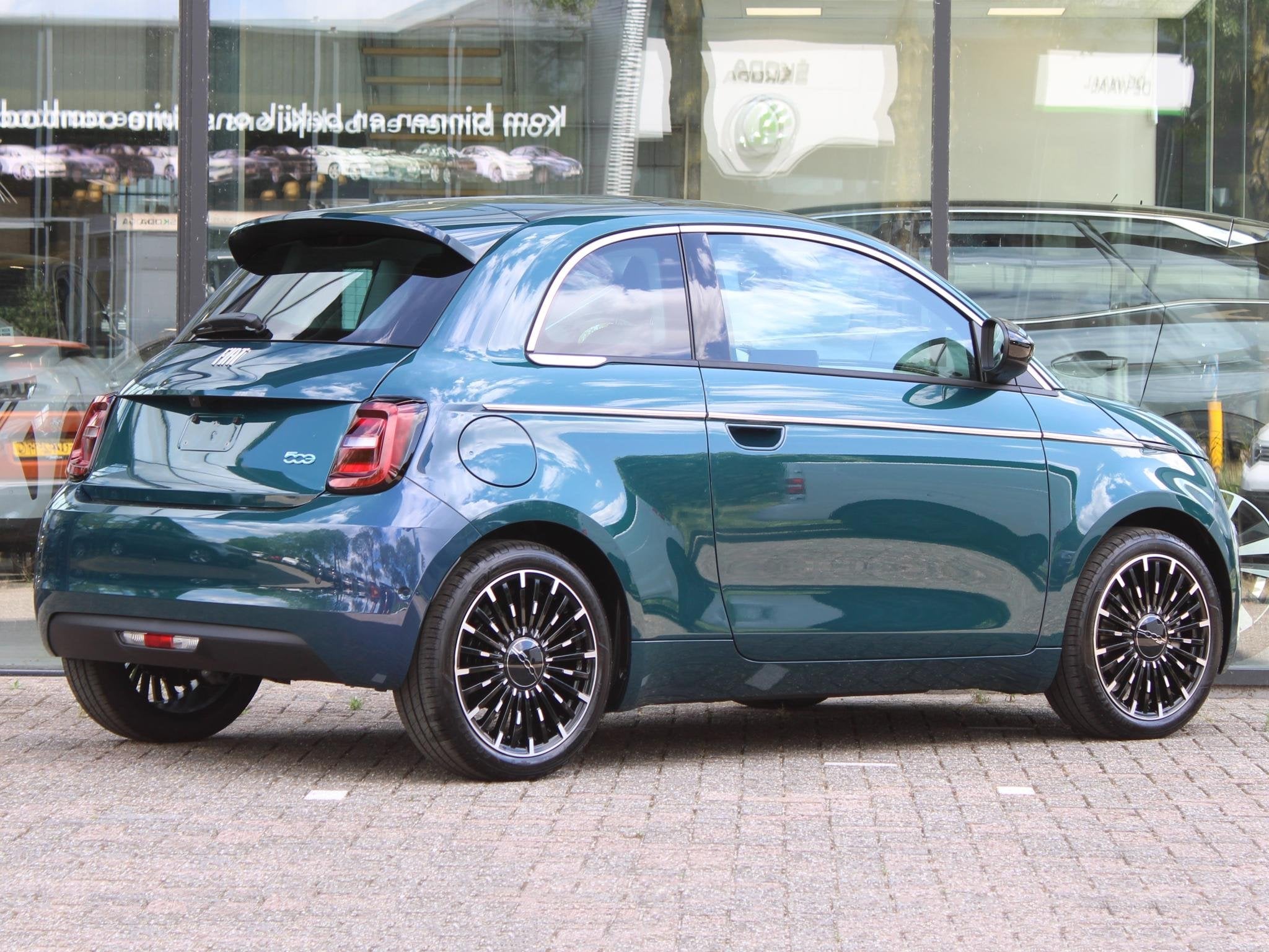 Fiat 500e La Prima 42 kWh VOORRAAD KORTING, Auto's, 12 maanden, Automatische klimaatregeling, 118 pk, 4 stoelen