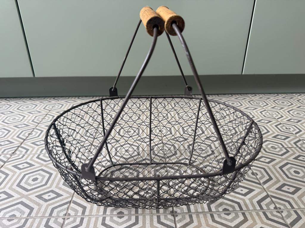Vintage metalen plukmand met houten handvatten, Overige materialen, Gebruikt, Mand, Ophalen of Verzenden