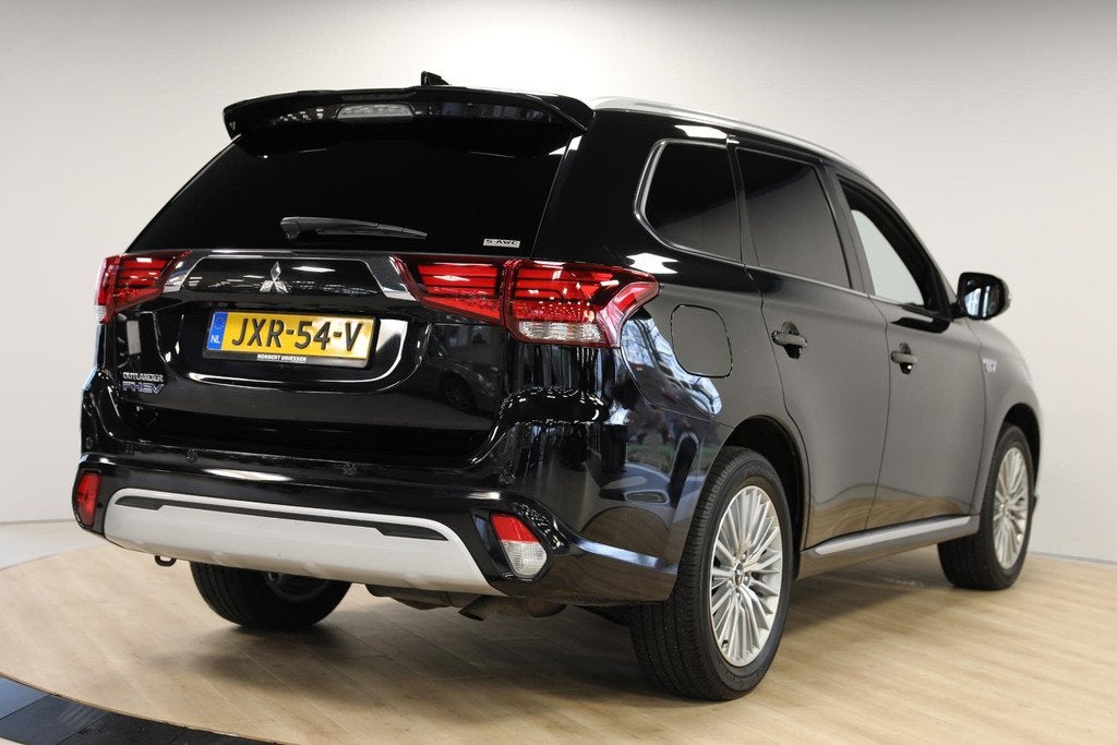 Mitsubishi Outlander 2.4 PHEV Instyle | Schuif- kanteldak |, Euro 6, 4 cilinders, 1865 kg, Zwart