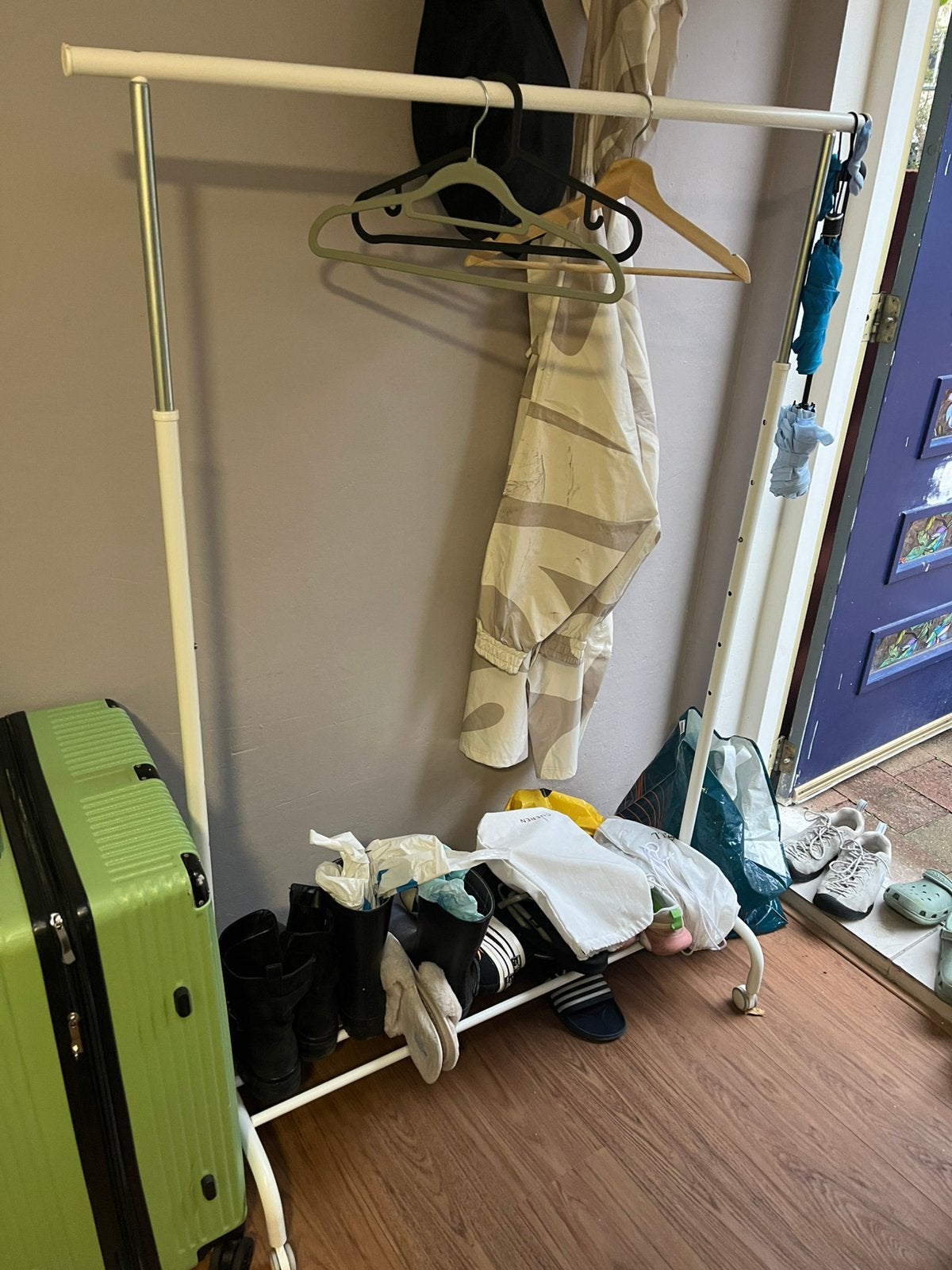 Coat hanger, Ophalen, Zo goed als nieuw
