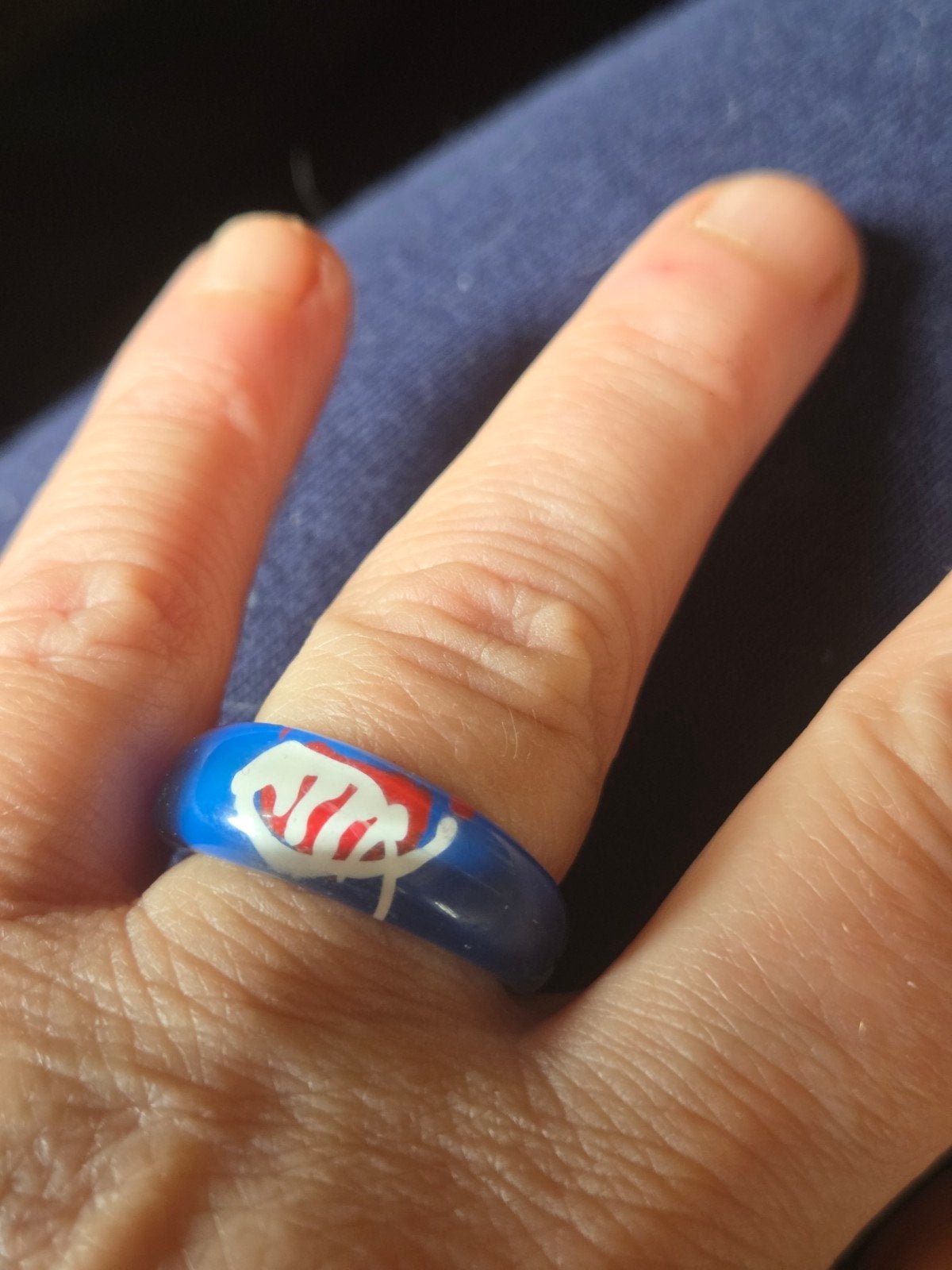 Blauwe ring met opdruk - Maat 19, Sieraden, Tassen en Uiterlijk, Ringen, Kunststof, Blauw, 19 tot 20, Nieuw