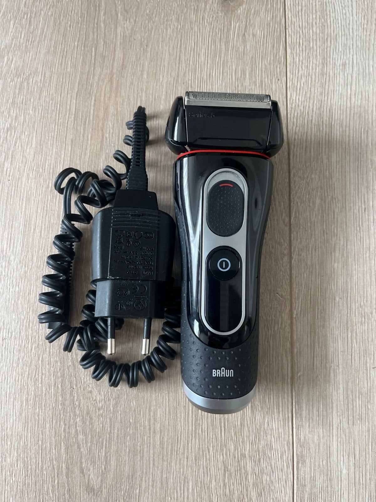 Zeer nette Braun Series 5 Scheerapparaat met Oplader, Ophalen of Verzenden, Zo goed als nieuw