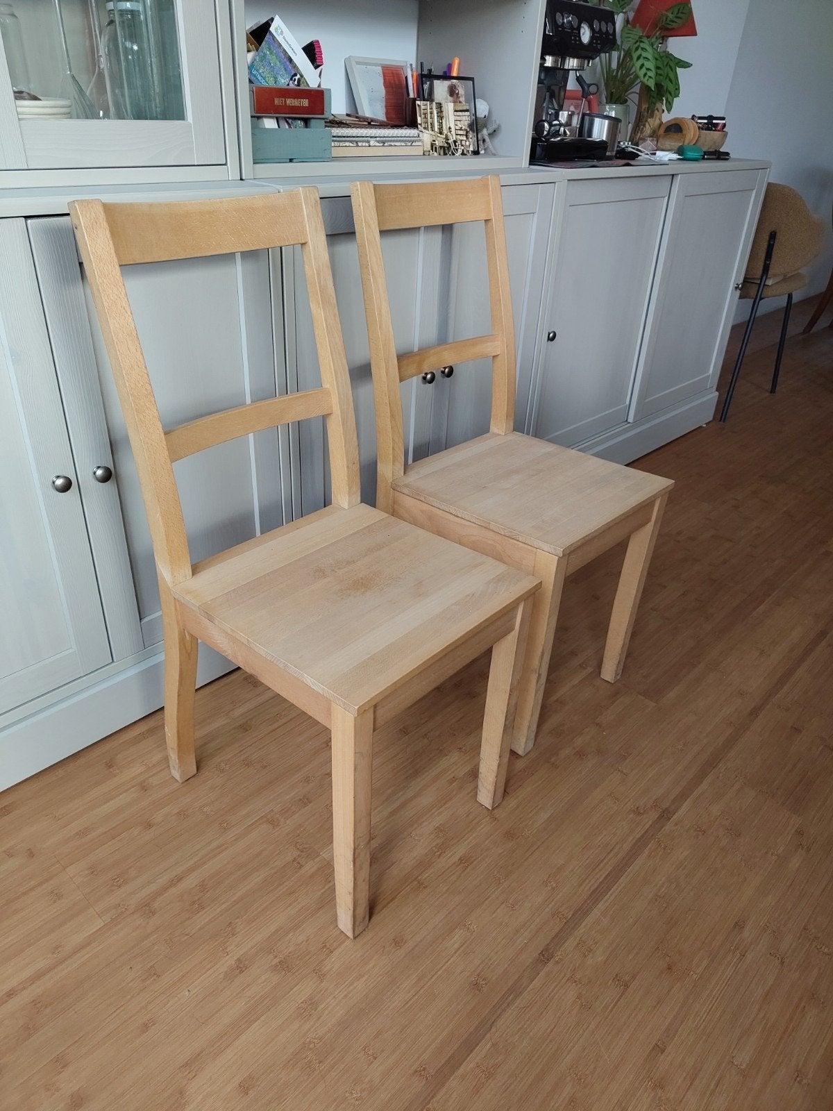 Twee houten eettafelstoelen, Huis en Inrichting, Ophalen, Gebruikt, Bruin, Twee