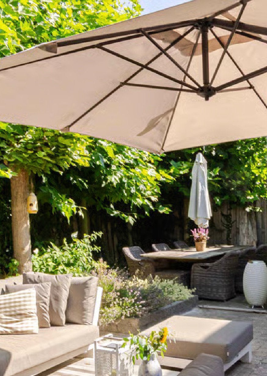 6 luxe Hartman stoelen, 2 hockers, kussens, tafel en parasol