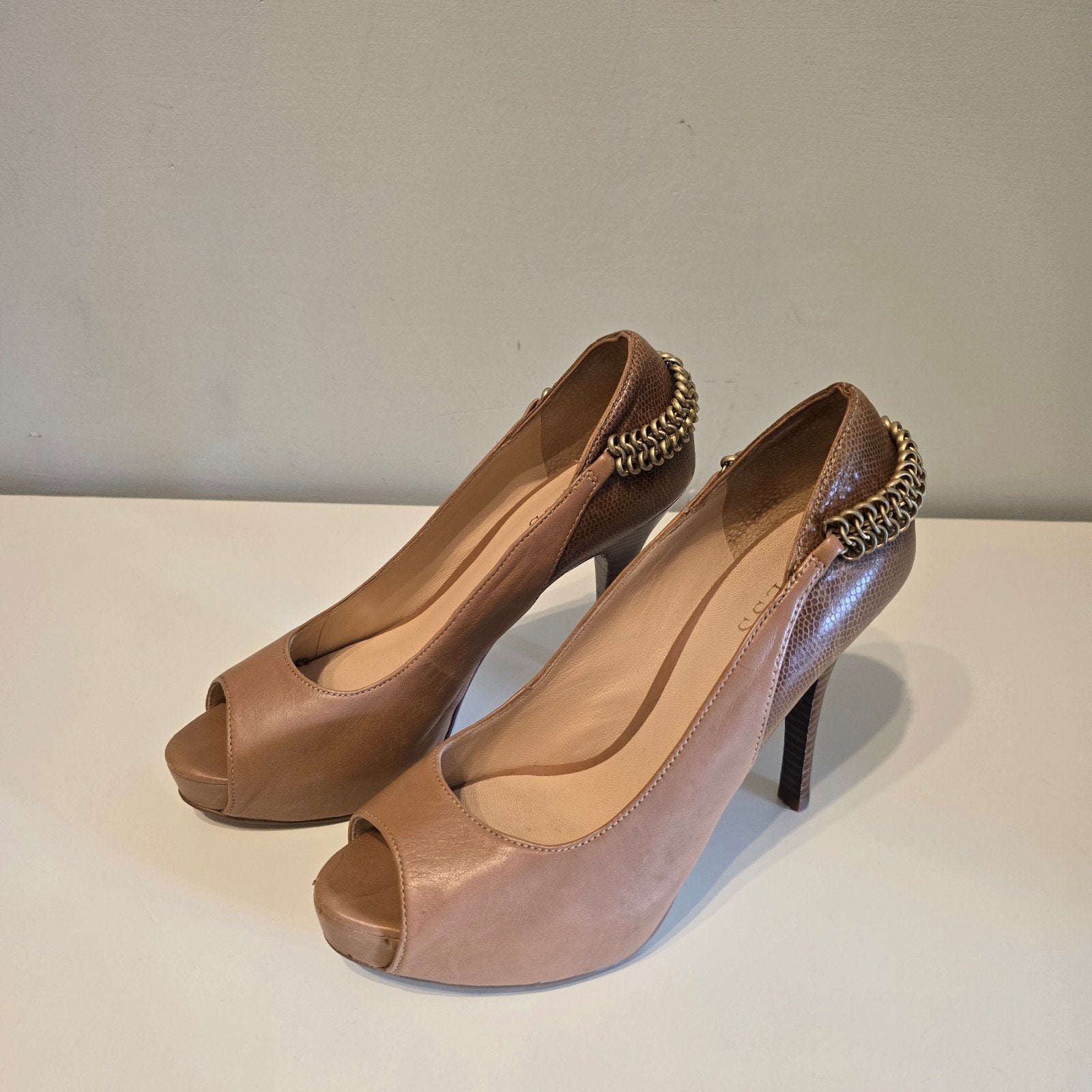 Guess Peep-toe Pumps met Kettingdetail, Pumps, Guess, Bruin, Ophalen of Verzenden