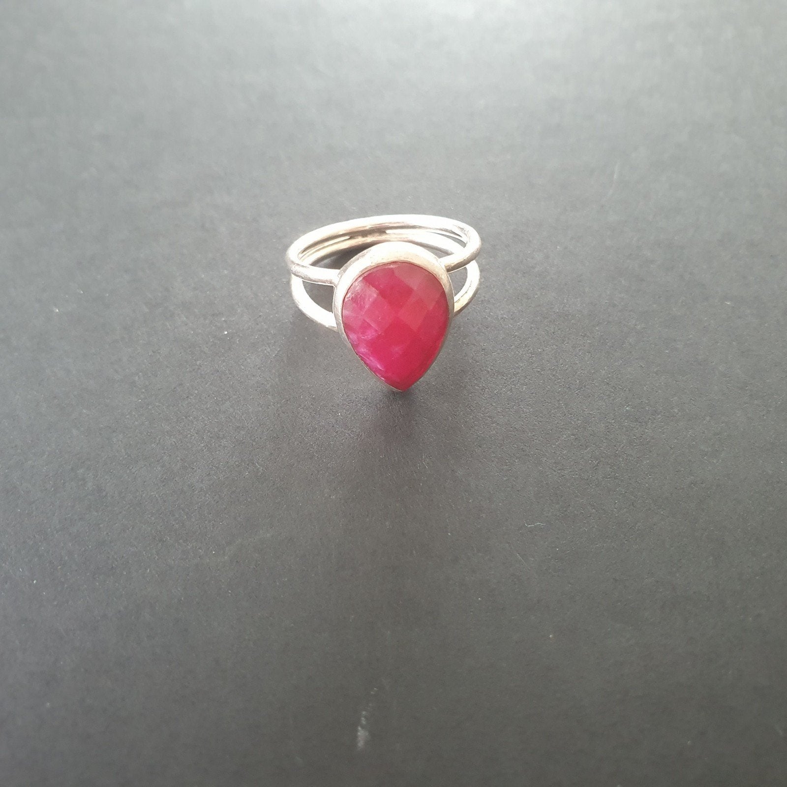 Mooie Ring Roze Steen €30, Sieraden, Tassen en Uiterlijk, Ringen, Ophalen of Verzenden, Zo goed als nieuw, 17 tot 18, Roze