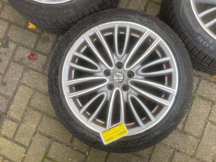 Sportvelgenset + banden van een Alfa Romeo Giulia, Auto-onderdelen, Gebruikt, -, Verzenden, -
