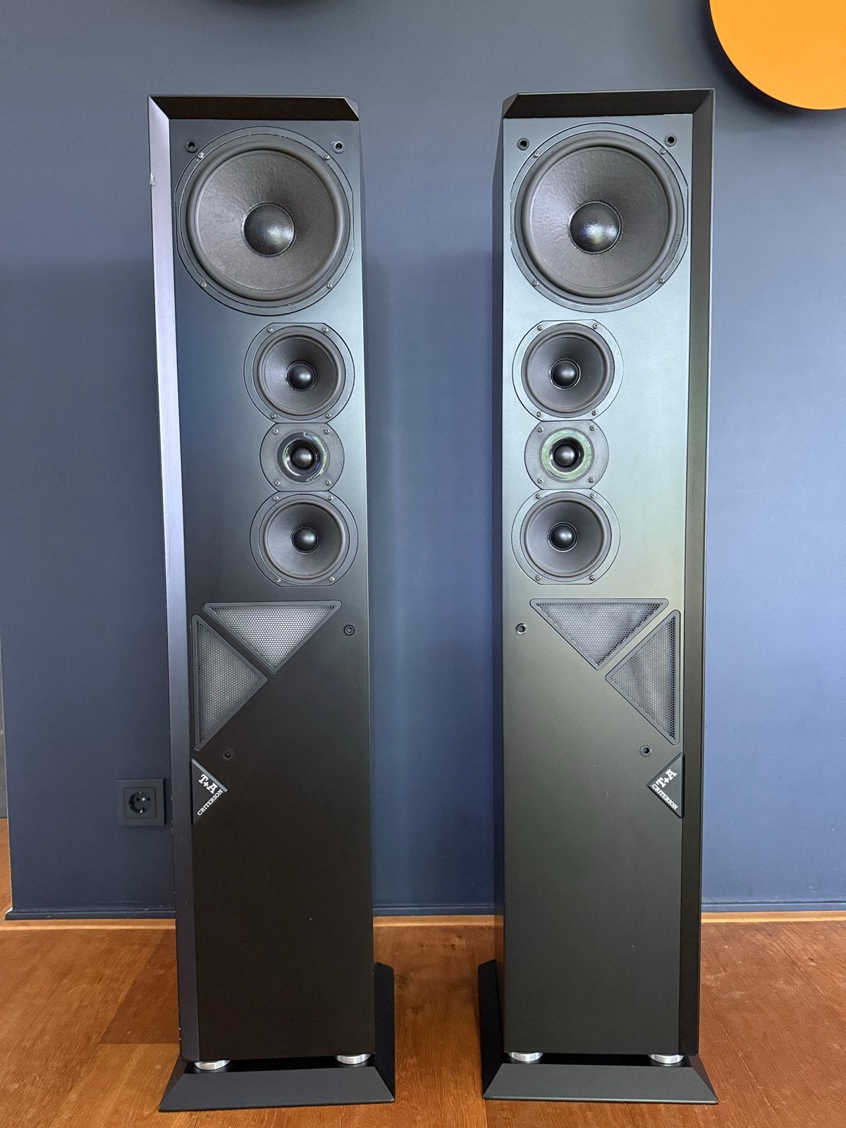T+A Criterion T120 high-end luidsprekers referentieklasse, Vloerstaande luidspreker, 120 tot 150 watt, Inclusief standaarden, Zo goed als nieuw