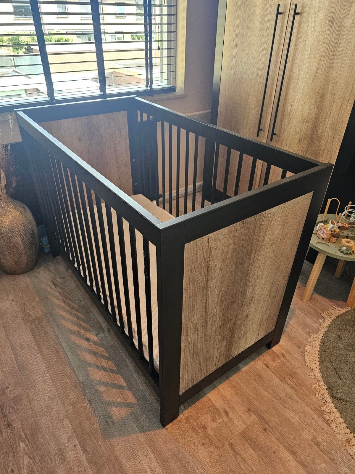 Ledikant EuropeBaby Vittoria zwart/oldwood + matras & topper, Ophalen, Zo goed als nieuw, Ledikant
