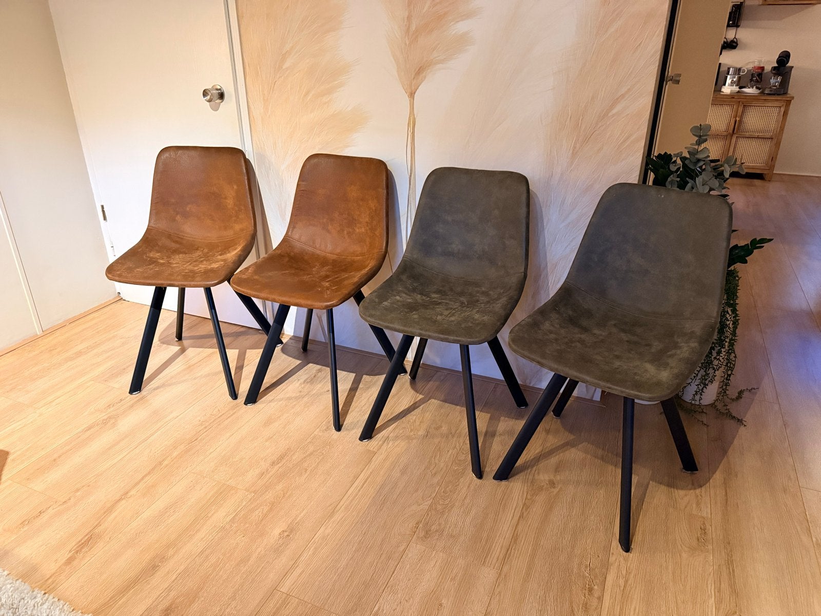 4 stoelen: 2 cognac en 2 groene eetkamerstoelen, Huis en Inrichting, Ophalen, Overige materialen, Gebruikt, Overige kleuren