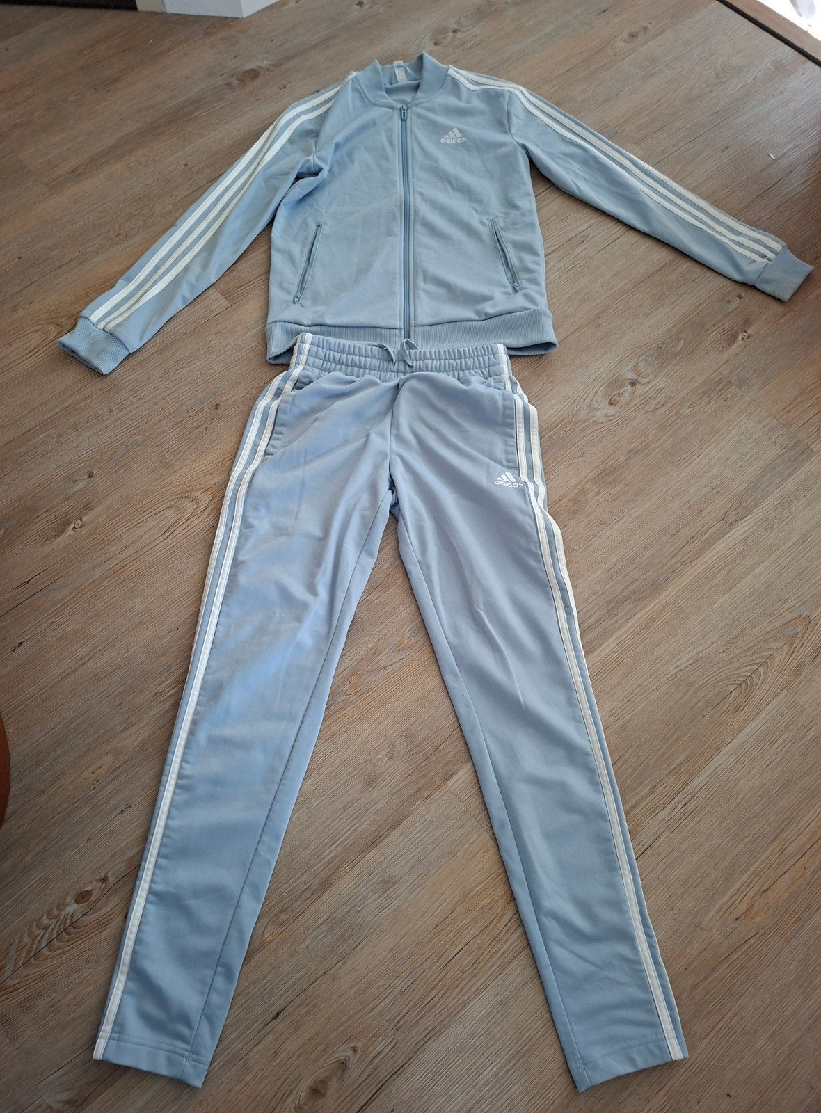 Adidas trainingspak lichtblauw maat XS, Ophalen of Verzenden, Zo goed als nieuw, Maat 34 (XS) of kleiner, Blauw
