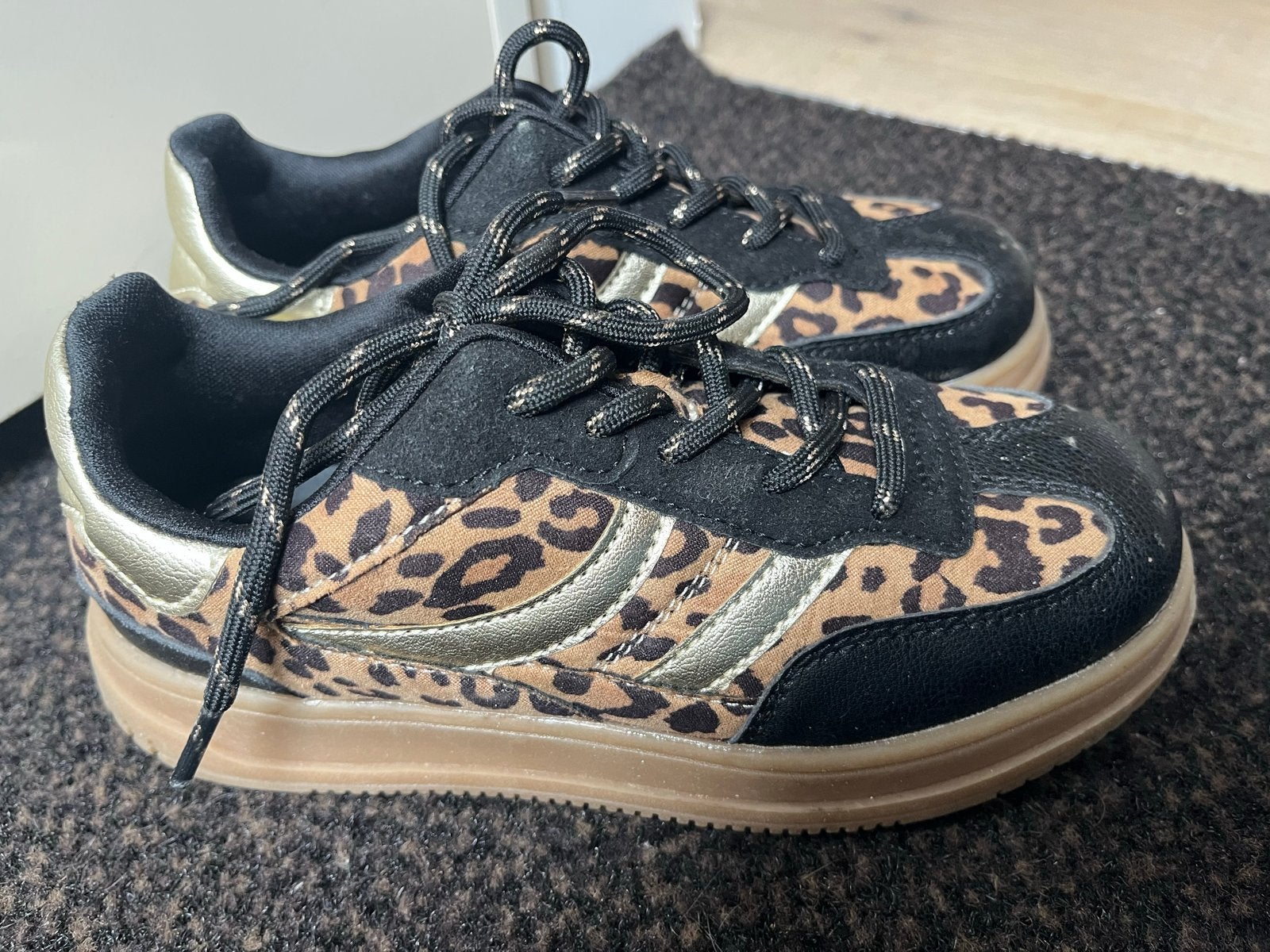 Stoere sneakers met luipaardprint - Maat 32, Kinderen en Baby's, Kinderkleding | Schoenen en Sokken, Ophalen, Zo goed als nieuw