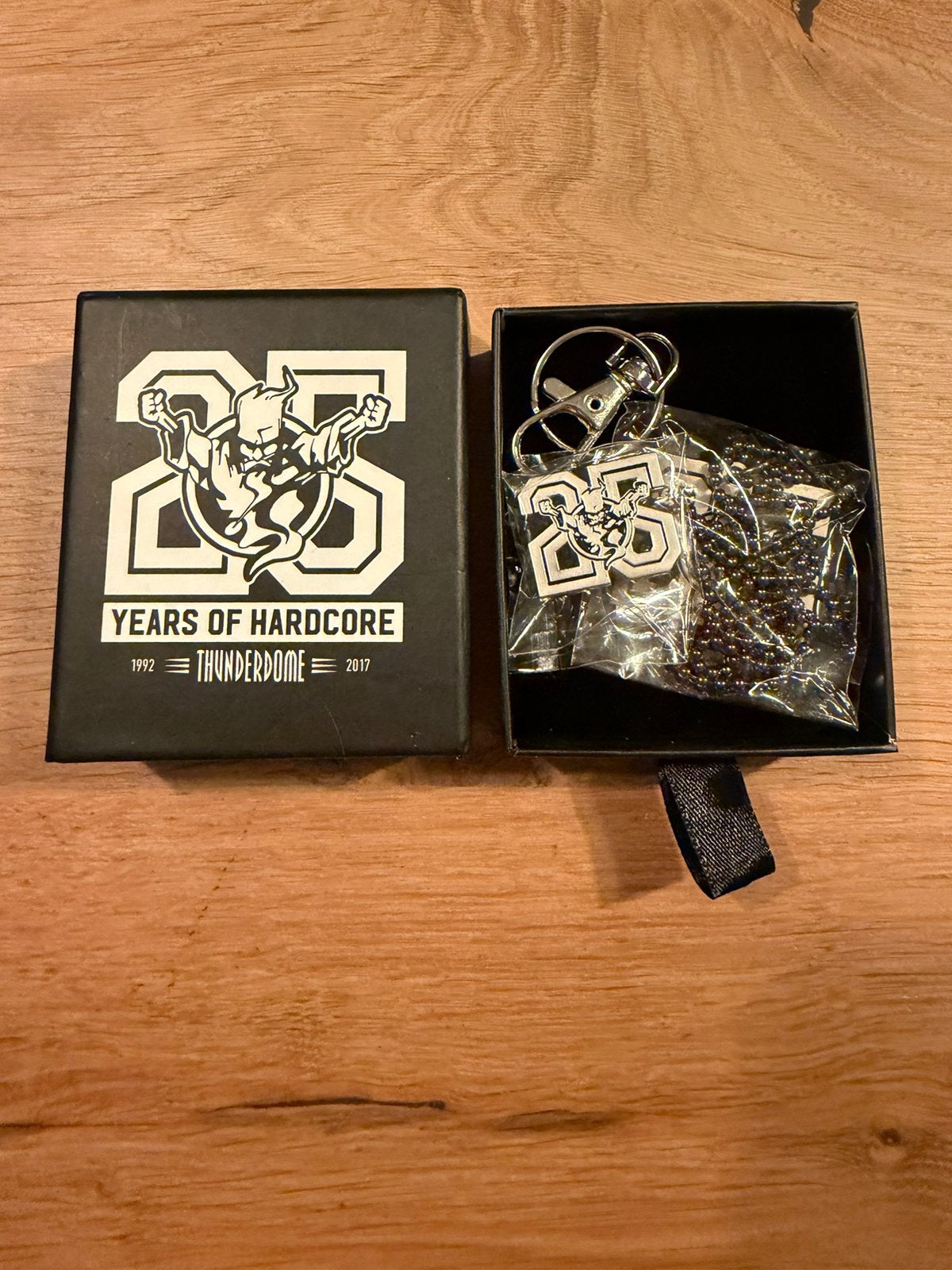 Thunderdome 25 Years Jaarbeurs Utrecht pin en ketting, Ophalen of Verzenden, Nieuw, Overige onderwerpen, Speldje of Pin