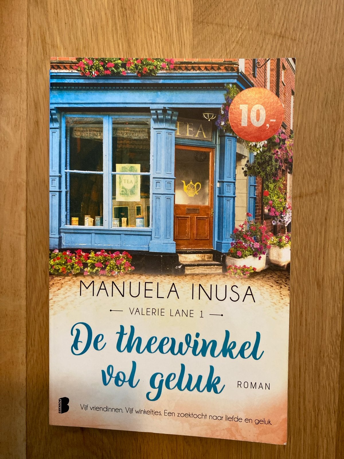 De theewinkel vol geluk - Manuela Inusa (roman), Ophalen of Verzenden, Zo goed als nieuw, Nederland