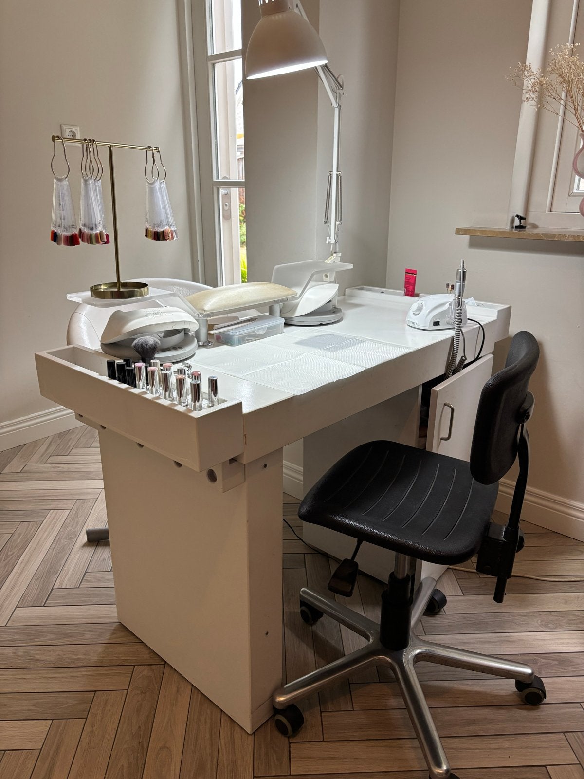 Nageltafel met afzuiging, verstelbare stoel en tafel lamp, Werkplek, Ophalen, Gebruikt, Complete inventaris