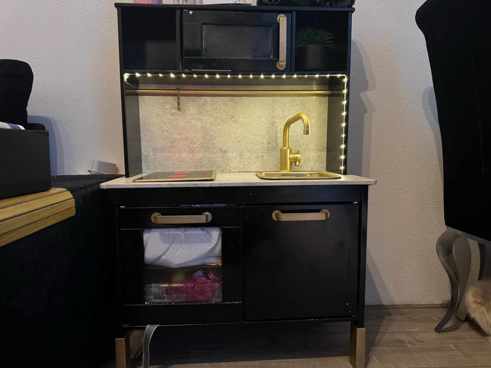 Zwarte Speelkeuken met Gouden Details en Verlichting, Kinderen en Baby's, Speelgoed | Speelkeukens, Ophalen, Gebruikt, Hout, Speelkeuken