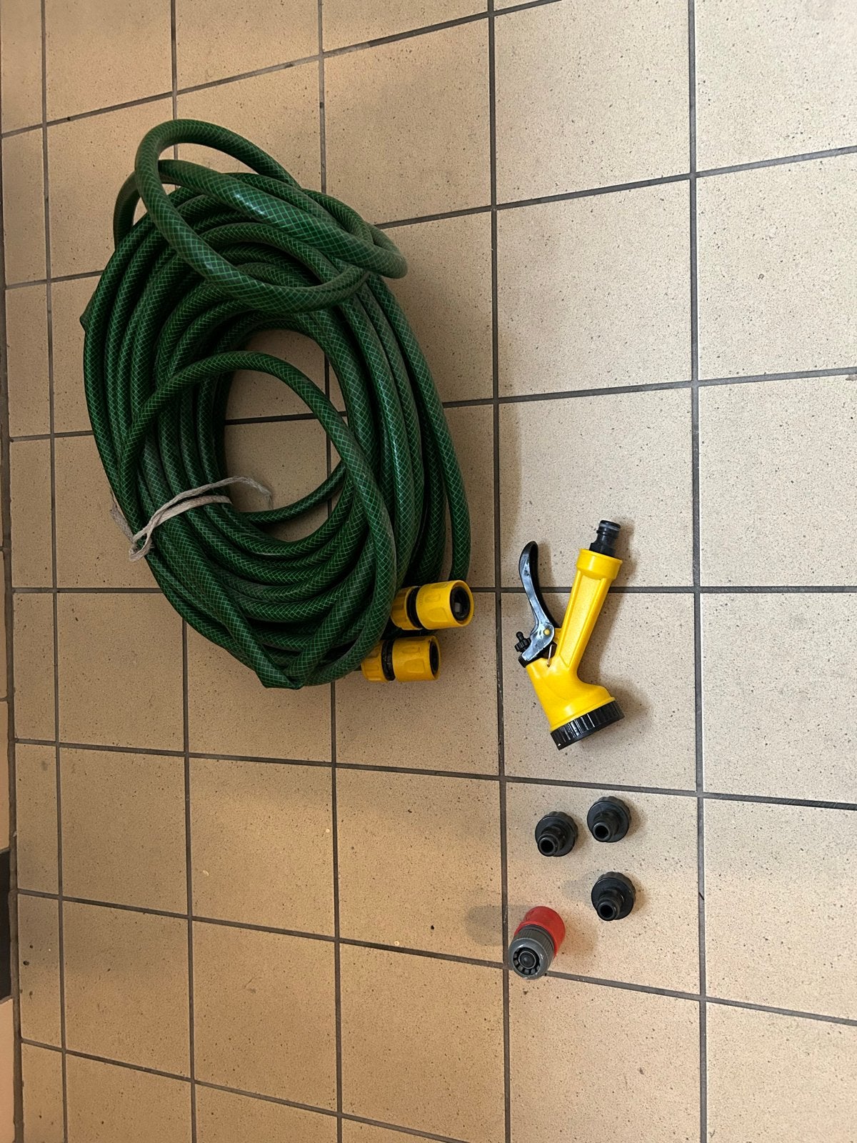 Tuinslang met spuitpistool en koppelingen., Tuin en Terras, Ophalen, Gebruikt, Tuinslang