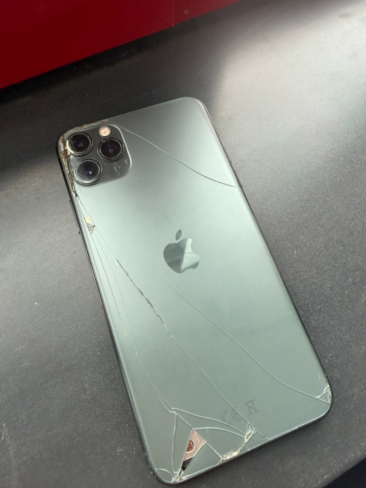iPhone 11 Pro Max - Gebarsten scherm en achterkant, Telecommunicatie, Ophalen, Zonder simlock, Zonder abonnement, Groen