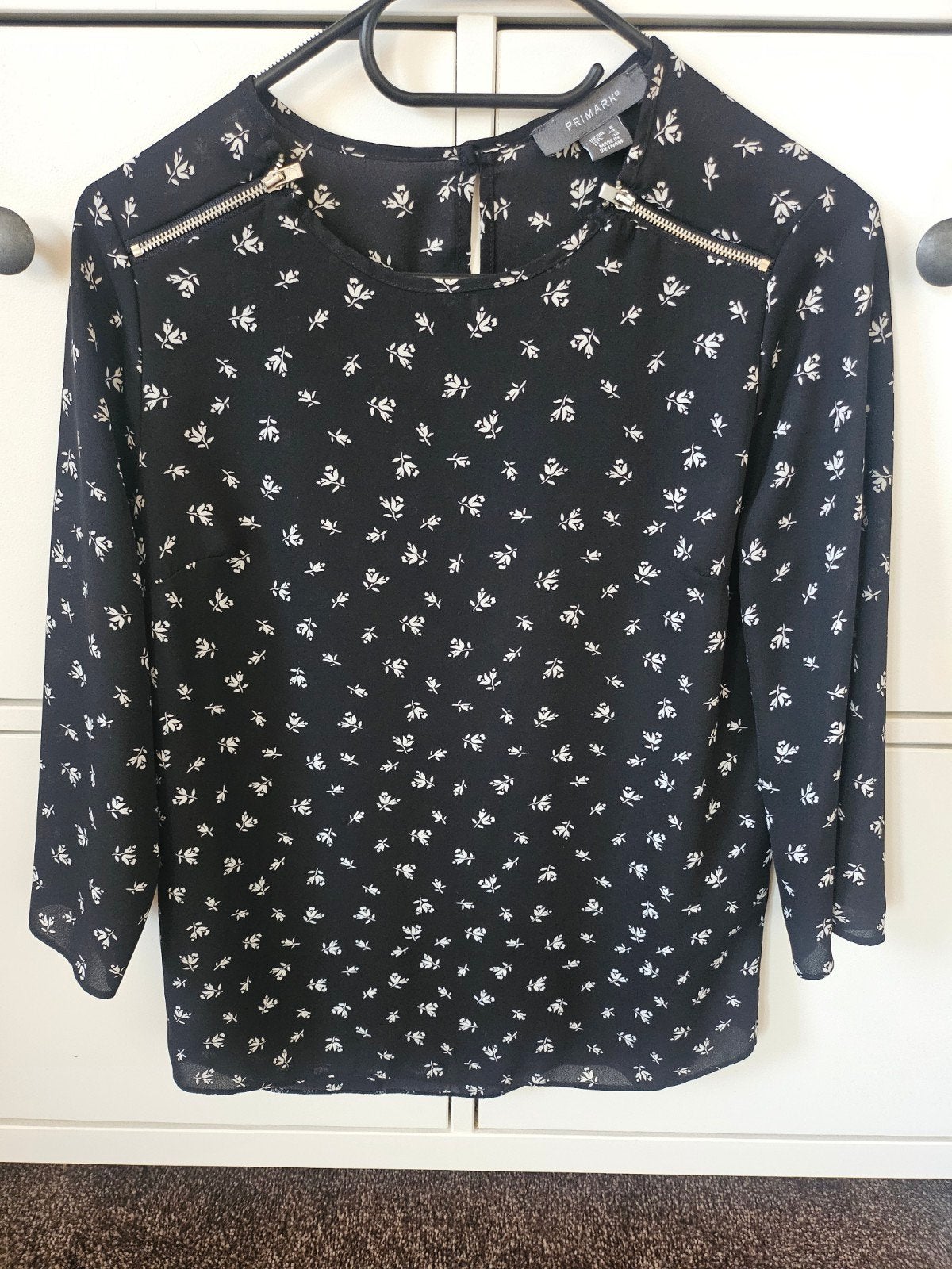 Primark blouse met bloemenprint en ritsdetails, Primark, Zwart, Ophalen of Verzenden, Zo goed als nieuw