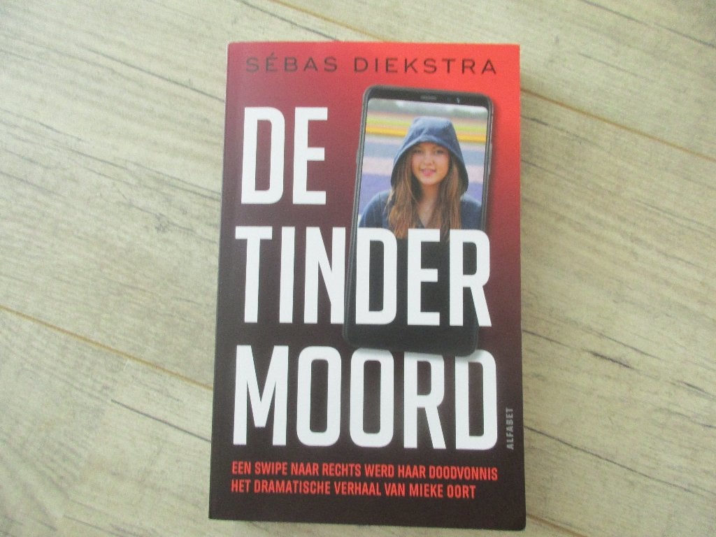 De Tinder moord / True crime, Ophalen of Verzenden, Zo goed als nieuw, Overige