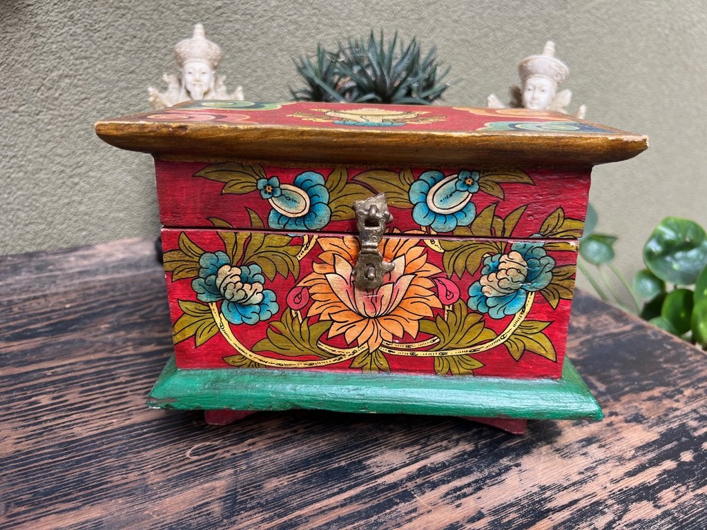Tibetaans handbeschilderd Tibet kist, Huis en Inrichting, Gebruikt, Minder dan 50 cm, Ophalen of Verzenden, https://verburgtvintage.nl/#contact