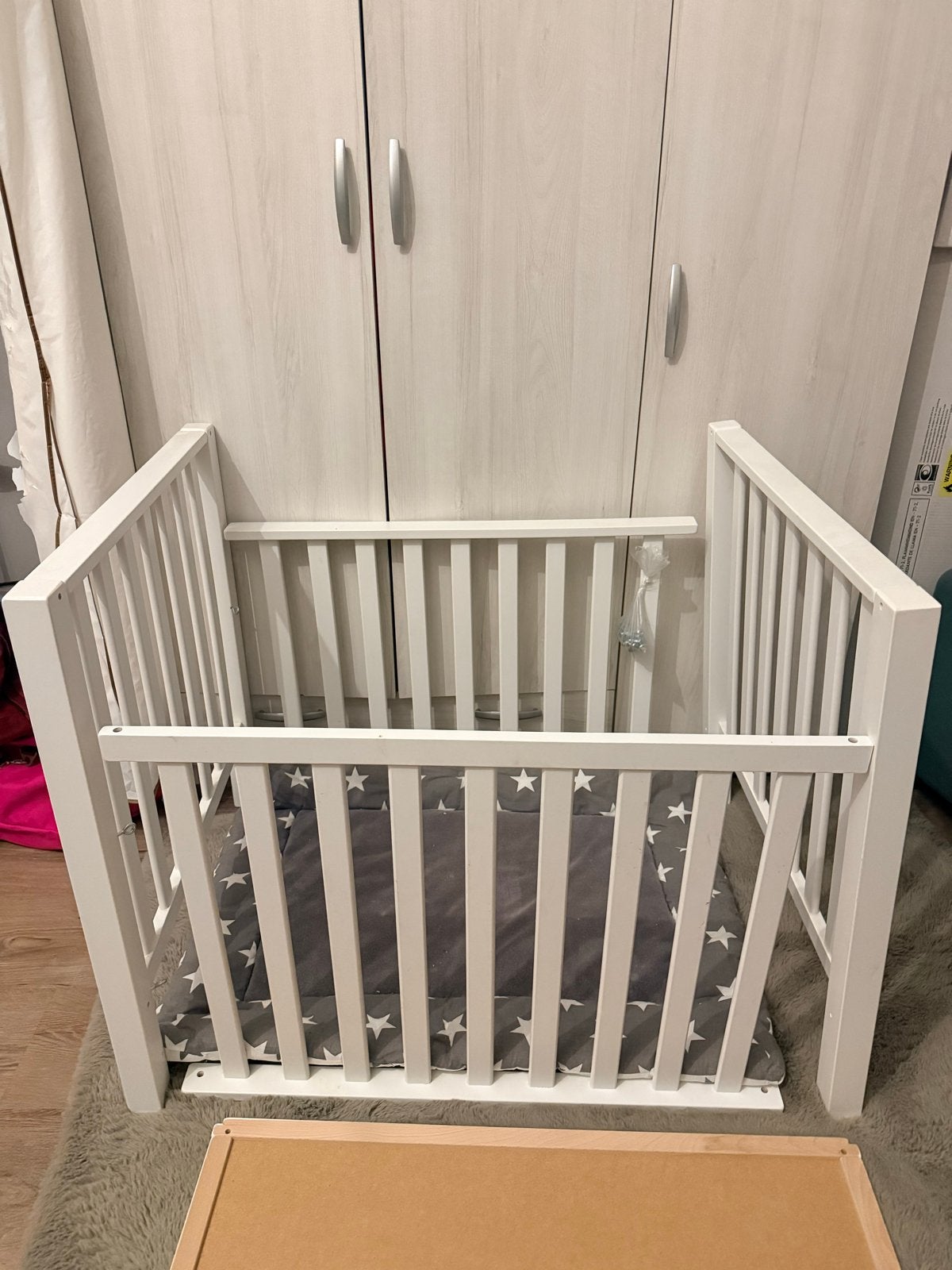 Witte houten box met boxkleed, Kinderen en Baby's, Ophalen of Verzenden, Gebruikt, Rechthoekig, Boxkleed