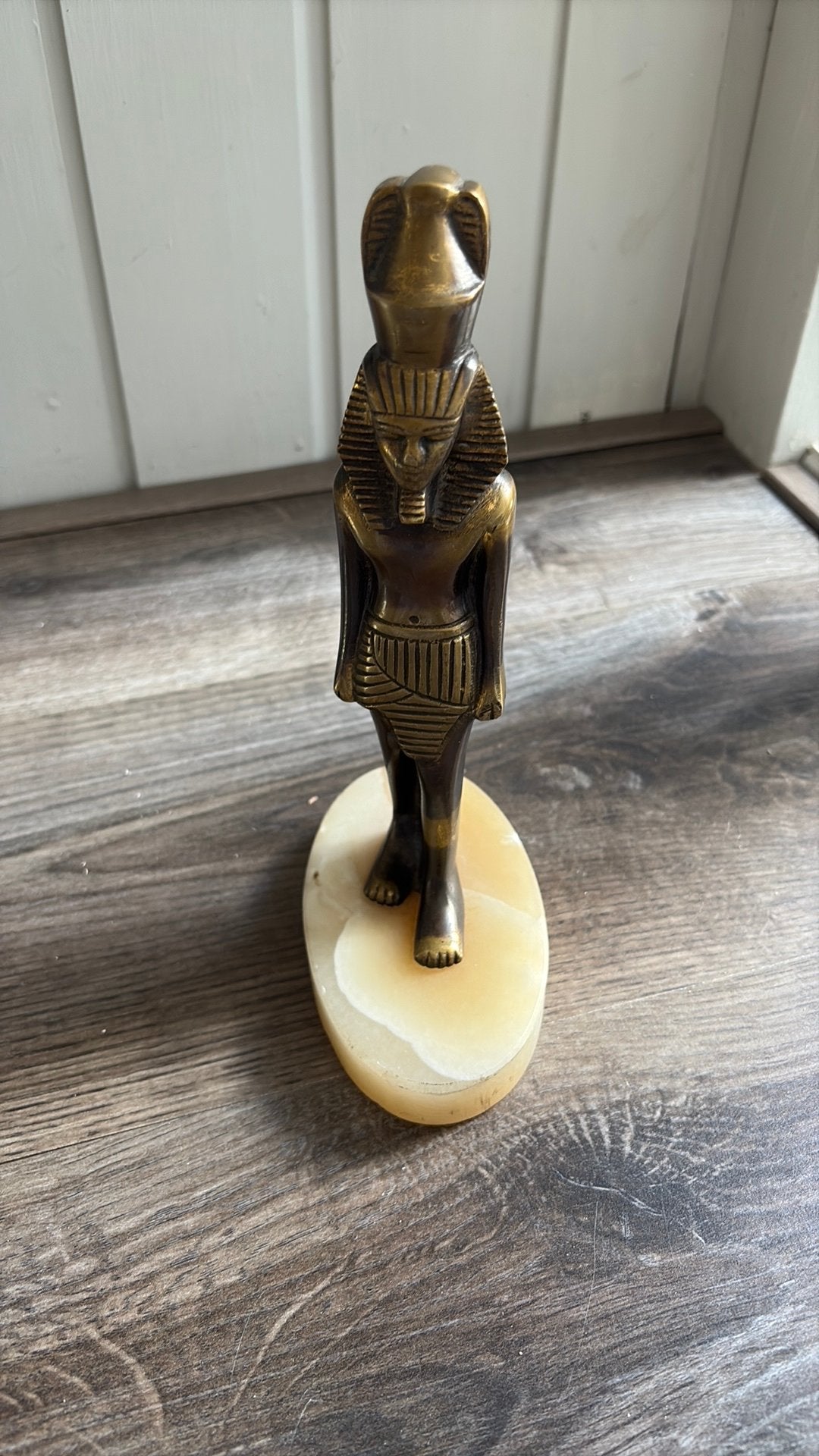 Egyptisch godenbeeldje  massief koper op marmeren voet, Verzamelen, Beelden en Beeldjes, Ophalen of Verzenden, Zo goed als nieuw