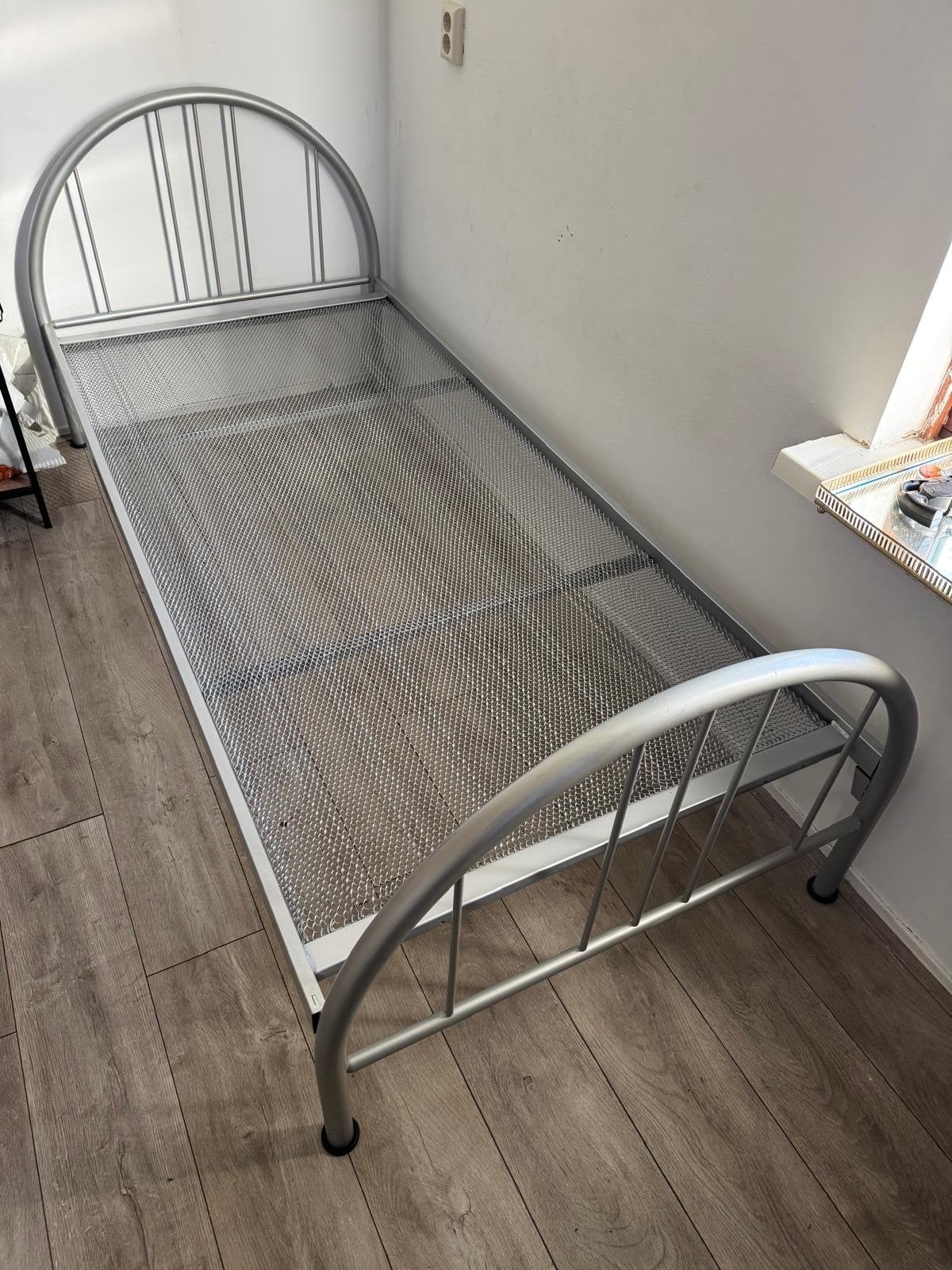 Eenpersoonsbed met metalen frame en lattenbodem, Huis en Inrichting, Gebruikt, 90 cm, Eenpersoons, Ophalen of Verzenden
