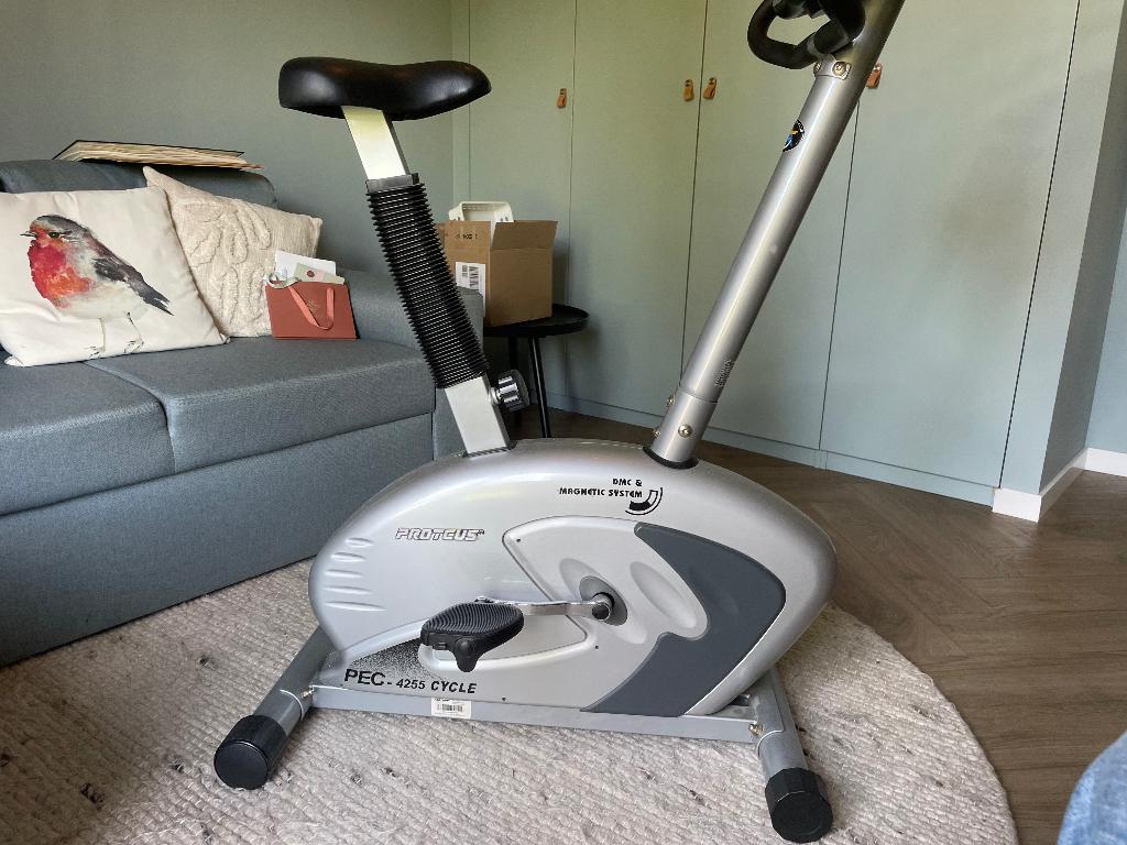 Hometrainer - programeerbaar en met magnetische weerstand, Sport en Fitness, Ophalen, Gebruikt, Hometrainer