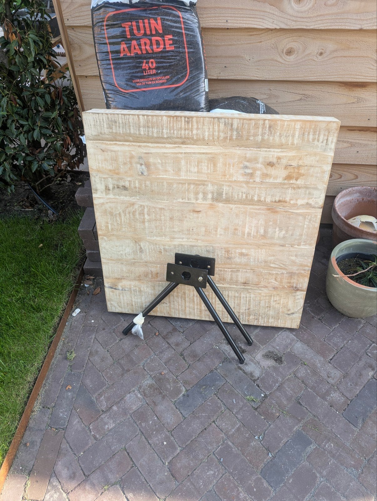 Gratis Salontafel Leen Bakker - Houten blad met metalen pote, Ophalen, Gebruikt, 100 tot 150 cm, 50 tot 100 cm