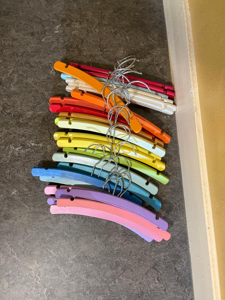25x Kleurrijke Houten Kledinghangers voor Kinderen, Ophalen, Zo goed als nieuw, Hout, Kinderen