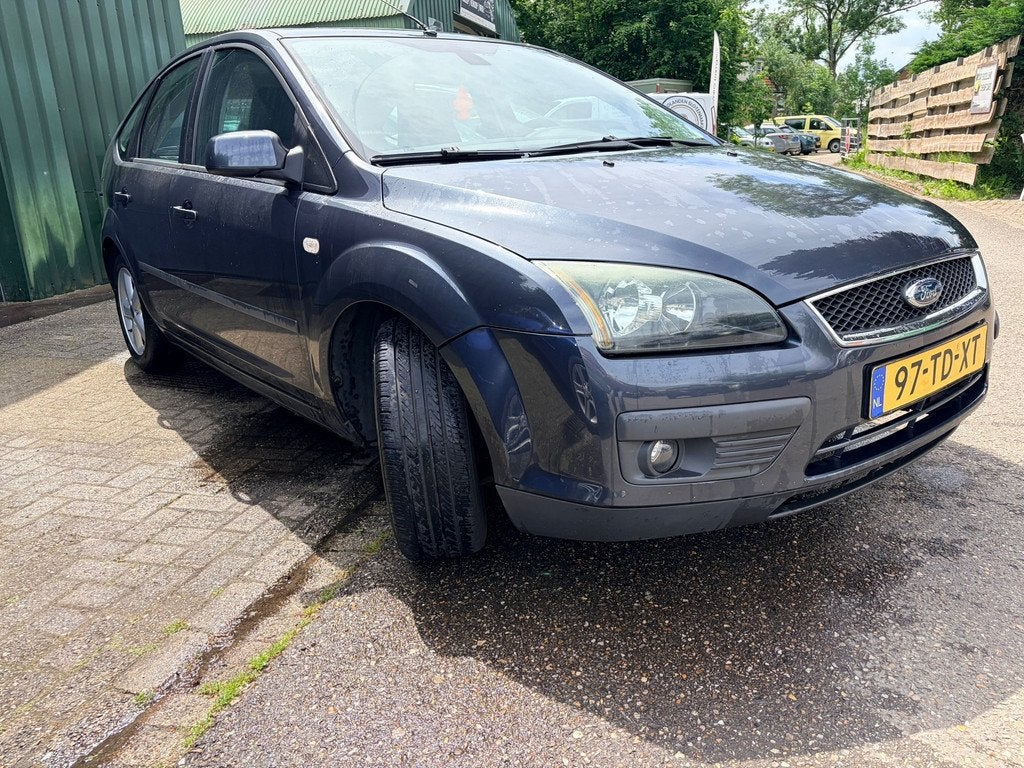 Ford Focus 1.6-16V Futura, Auto's, Ford, 1596 cc, Stof, Zwart, 116 pk