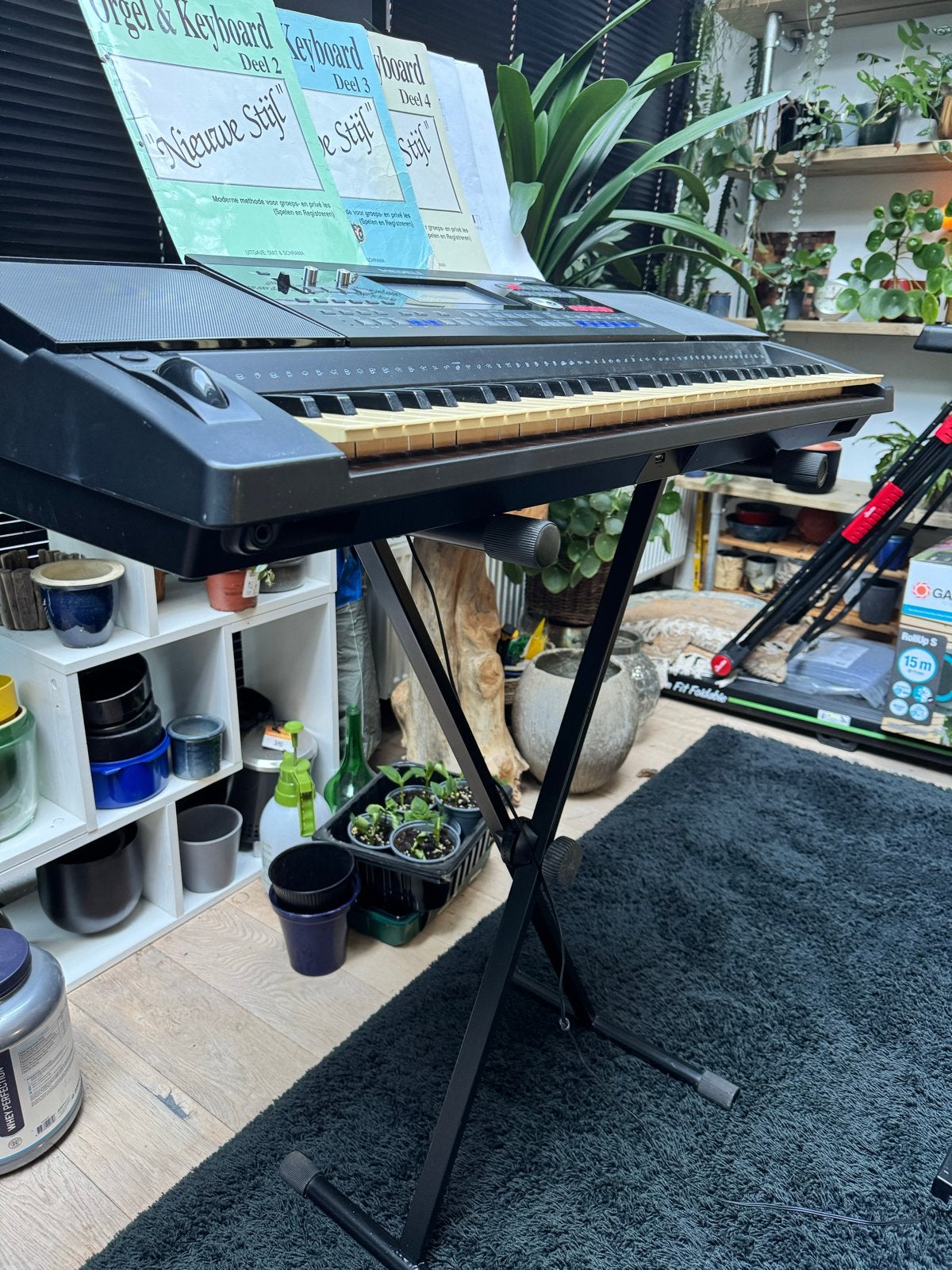Medeli A1000 Keyboard met standaard en boeken, Ophalen, Medeli, Aanslaggevoelig, 61 toetsen