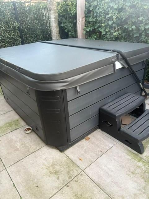 Te koop Jong gebruikt Spa systeem afm: 2.10 x 2.10 x 0.88cm, Ophalen, Zo goed als nieuw, Filter, Vast