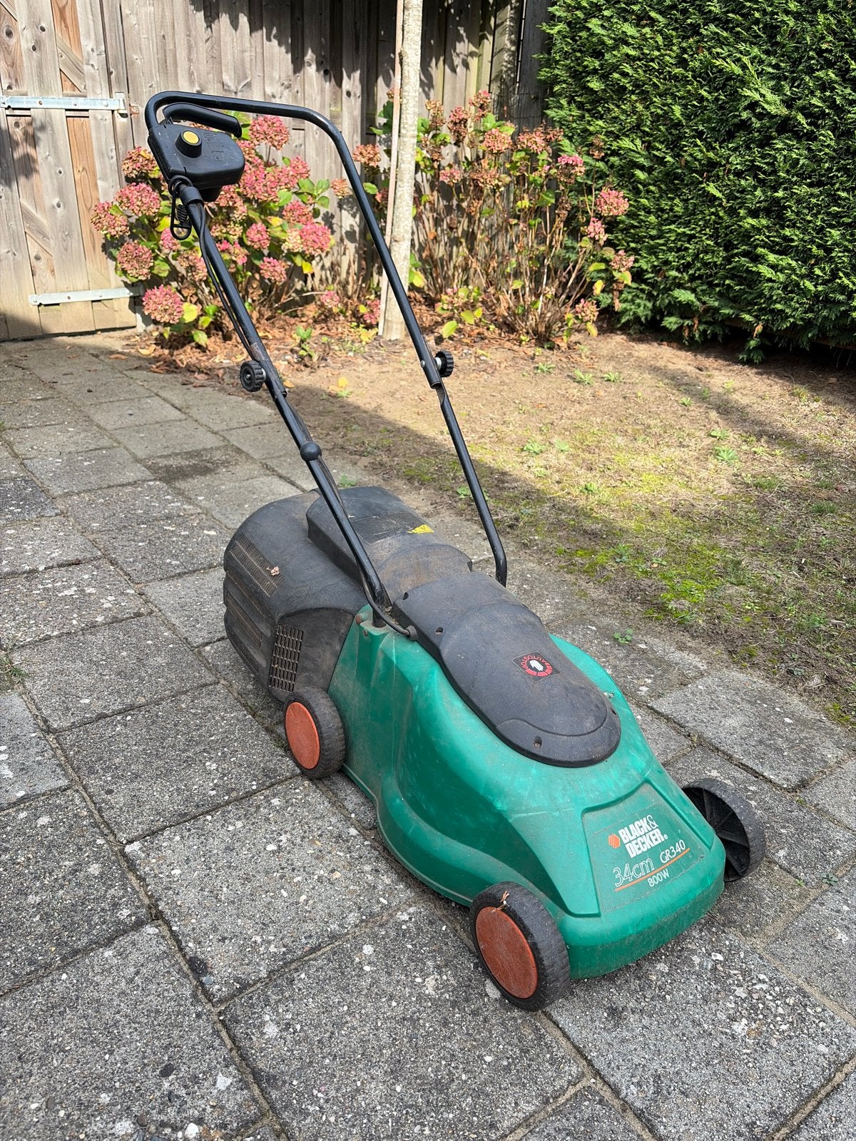 Black & Decker GR340 elektrische grasmaaier 34cm, Ophalen, Cirkelmaaier, Gebruikt, Elektrische grasmaaier