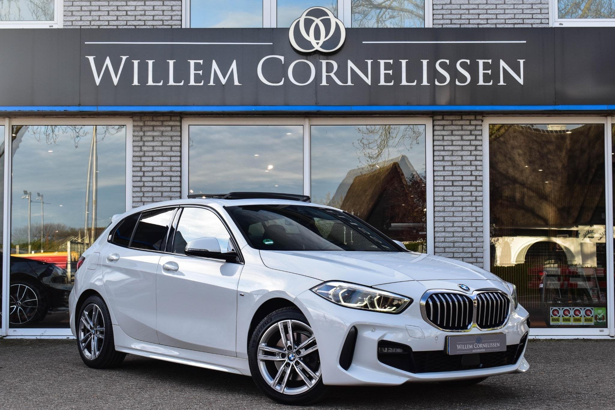 BMW 1-serie 118i M-Sport Pano HiFi Stoelverwarming Sfeer Nav, Auto's, Dealer onderhouden, Gebruikt, Wit, Origineel Nederlands
