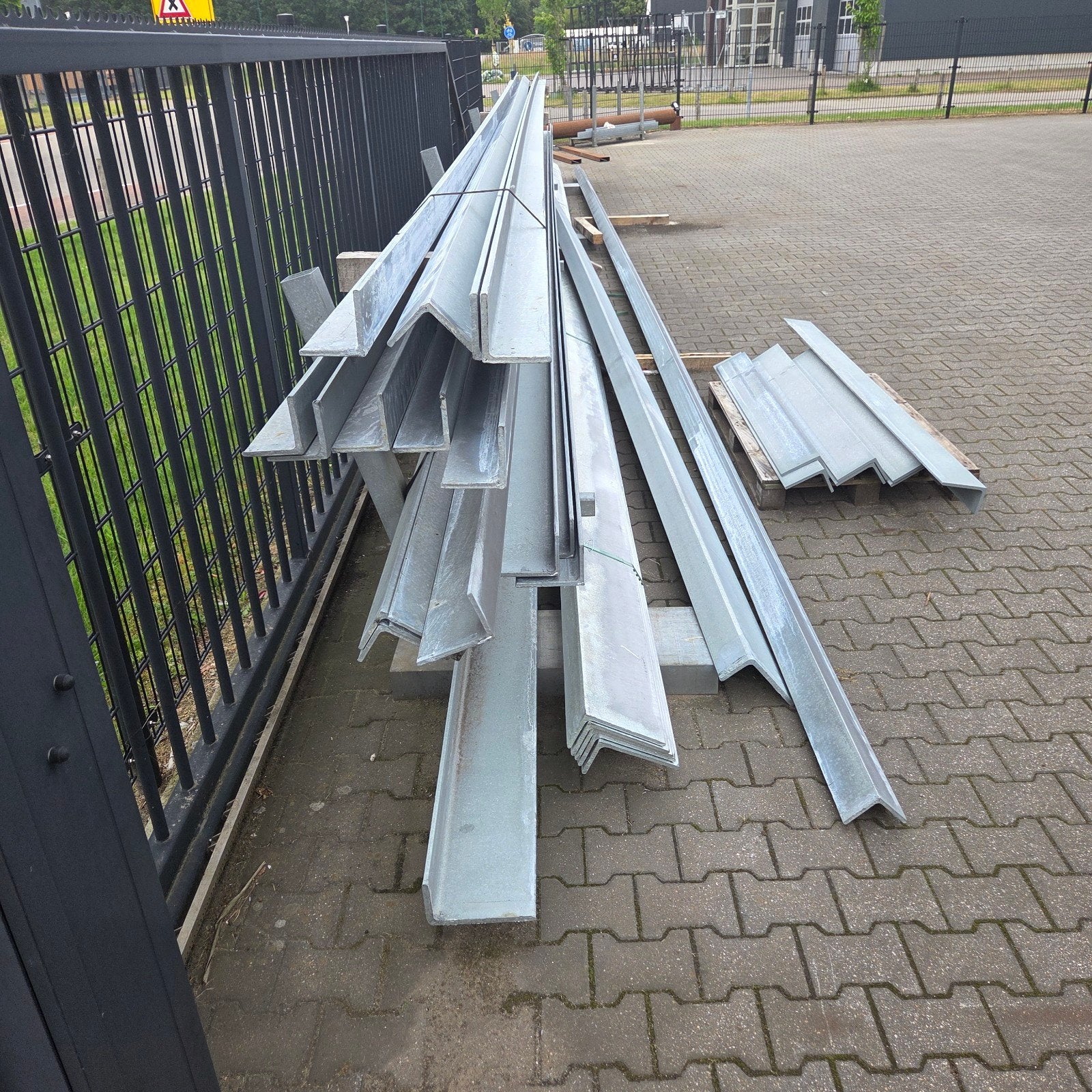 Lateien van gegalvaniseerde ijzeren hoeklijn, Doe-het-zelf en Verbouw, Kozijnen en Schuifpuien, Nieuw, Schuifpui, Hout, 225 cm of meer